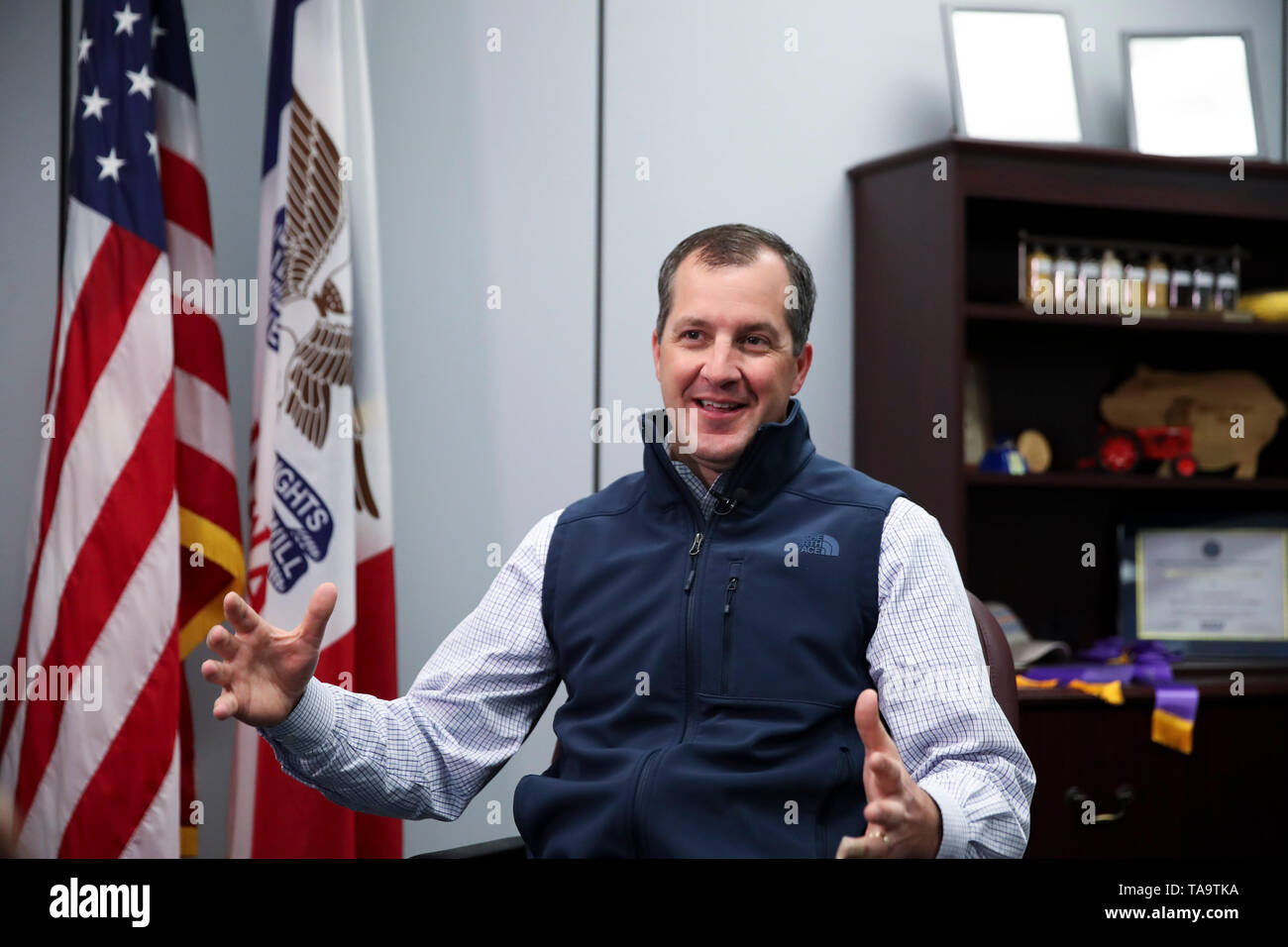 (190523) -- IOWA, 23 maggio 2019 (Xinhua) -- Mike Naig, Iowa il segretario di Agricoltura, parla durante un'intervista con Xinhua a Des Moines, Iowa, gli Stati Uniti, 26 aprile 2019. Bill Pellett sa come azienda, ma come la maggior parte dei suoi coetanei in tutto il paese, il 71-anno-vecchio contadino si sente meno sicuri di ciò che egli avrebbe potuto ottenere da un nuovo anno di allevamento, come sembra che non ci sia una rapida risoluzione dell'anno-lunghe controversie commerciali fra gli Stati Uniti e la Cina. Per andare con 'Spotlight: leader negli Stati Uniti stato agricolo entra in una nuova stagione di raccolto nel mezzo di incertezza sulle prospettive del commercio con la Cina ( Foto Stock