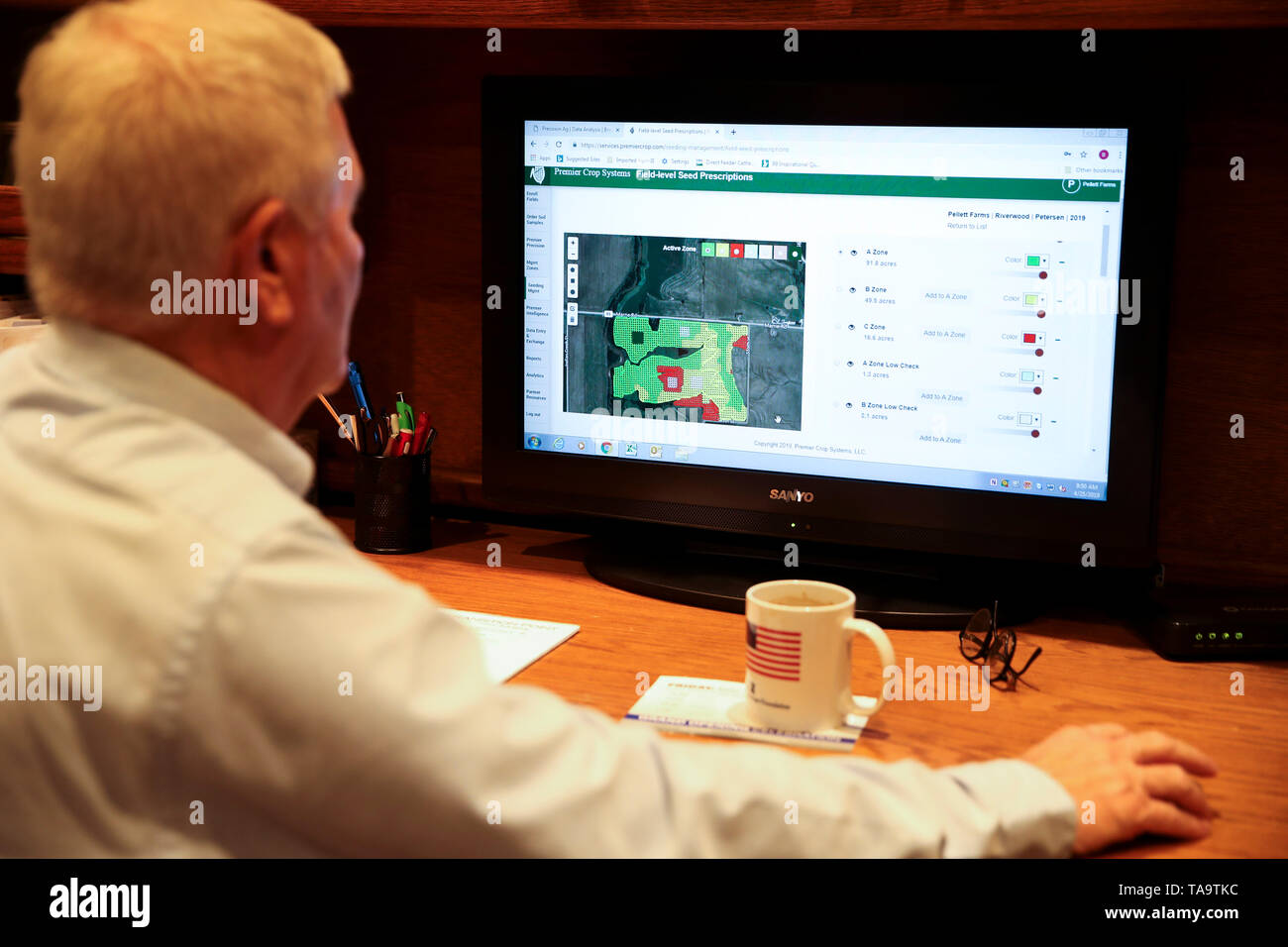 (190523) -- IOWA, 23 maggio 2019 (Xinhua) -- Bill Pellett controlla i dati della sua azienda presso il suo ufficio in Atlantico della cass county, Iowa, gli Stati Uniti, 25 aprile 2019. Bill Pellett sa come azienda, ma come la maggior parte dei suoi coetanei in tutto il paese, il 71-anno-vecchio contadino si sente meno sicuri di ciò che egli avrebbe potuto ottenere da un nuovo anno di allevamento, come sembra che non ci sia una rapida risoluzione dell'anno-lunghe controversie commerciali fra gli Stati Uniti e la Cina. Per andare con 'Spotlight: leader negli Stati Uniti stato agricolo entra in una nuova stagione di raccolto nel mezzo di incertezza sulle prospettive del commercio con la Cina" (Xinhua/Wang Ying) Foto Stock