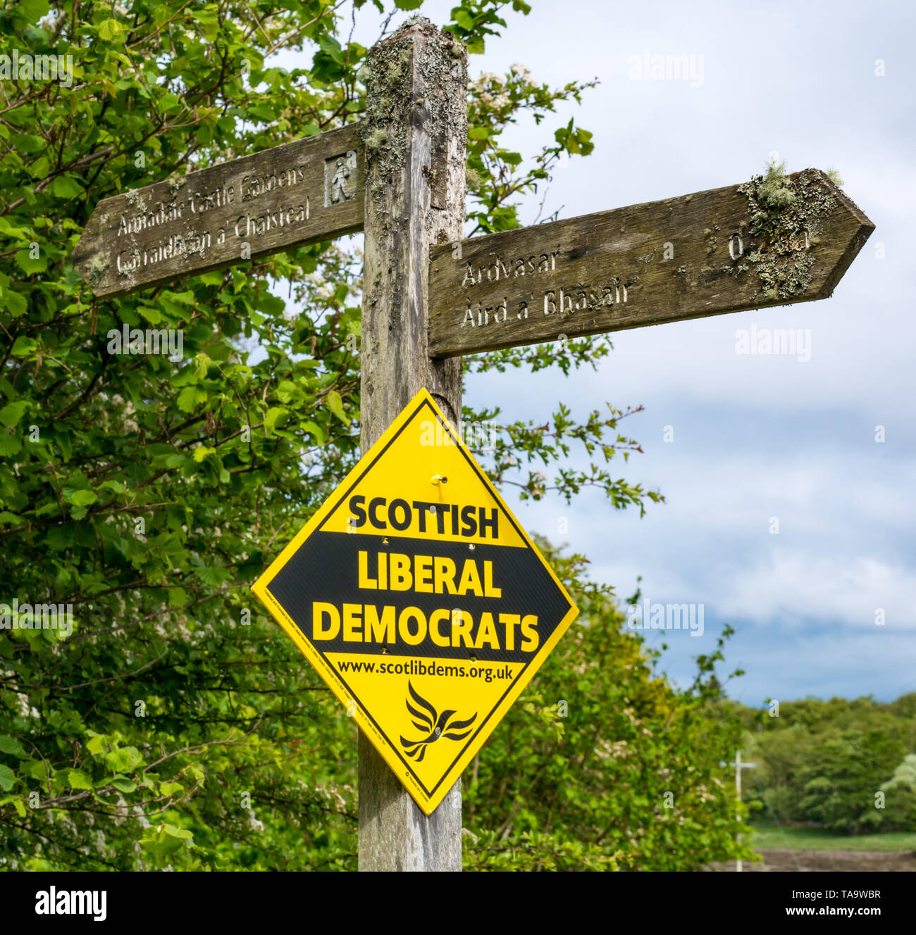 Ardvasar, Sleat Peninsula, Isola di Skye, Highlands scozzesi, Scotland, Regno Unito, 23 maggio 2019. Elezioni europee: il solo manifesti elettorali nel villaggio sono per lo scozzese dei liberali democratici partito, visto qui su un sentiero in legno tra signpost Ardvasar e Armadale Foto Stock