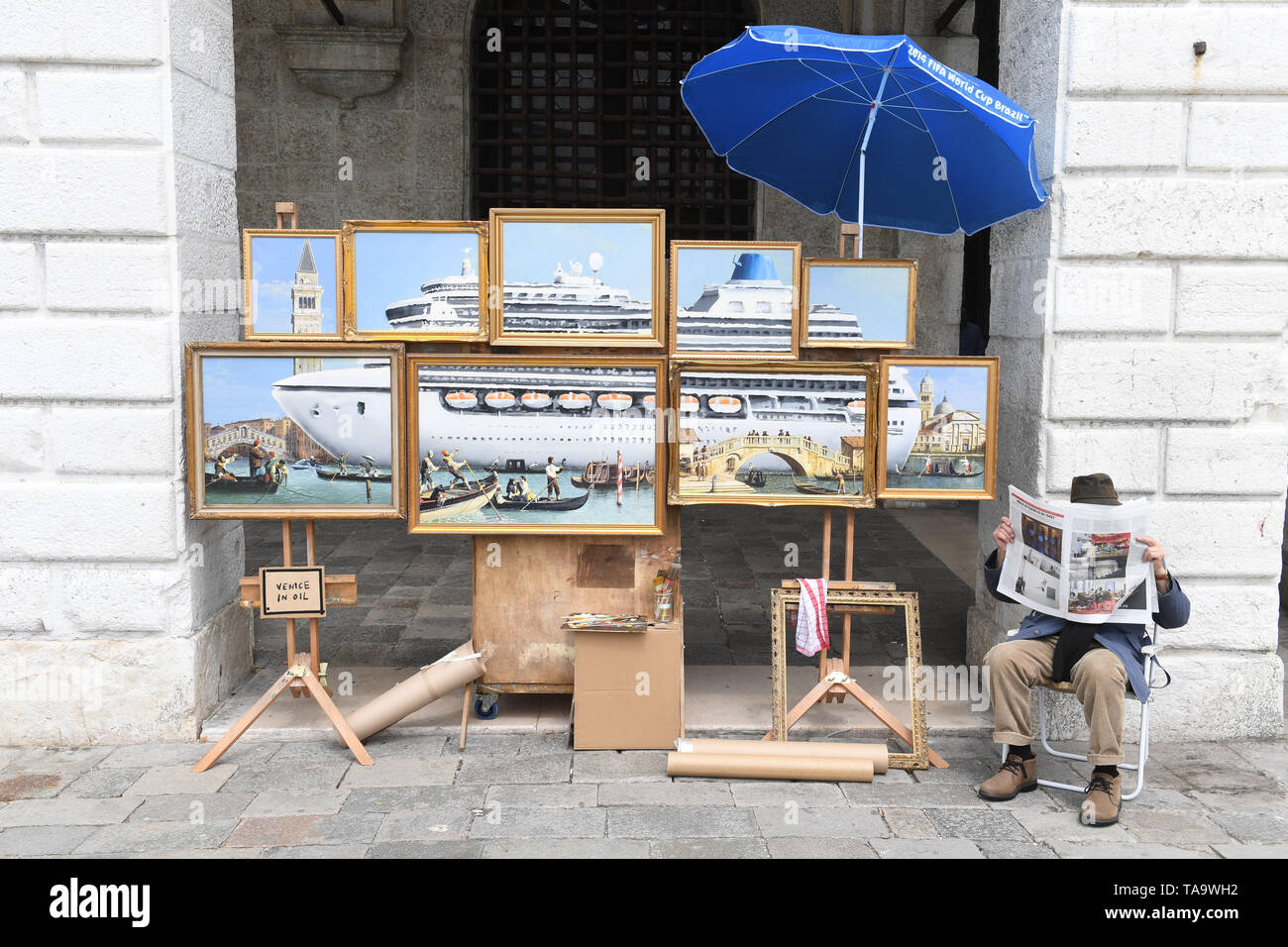 Venedig, Italia. 08 Maggio, 2019. Un pittore di strada offre opere d'arte in vendita nei pressi di Piazza San Marco. (A dpa " enigmi circa presunti Banksy opere d'arte a Venezia') Credito: Felix Hörhager/dpa/Alamy Live News Foto Stock