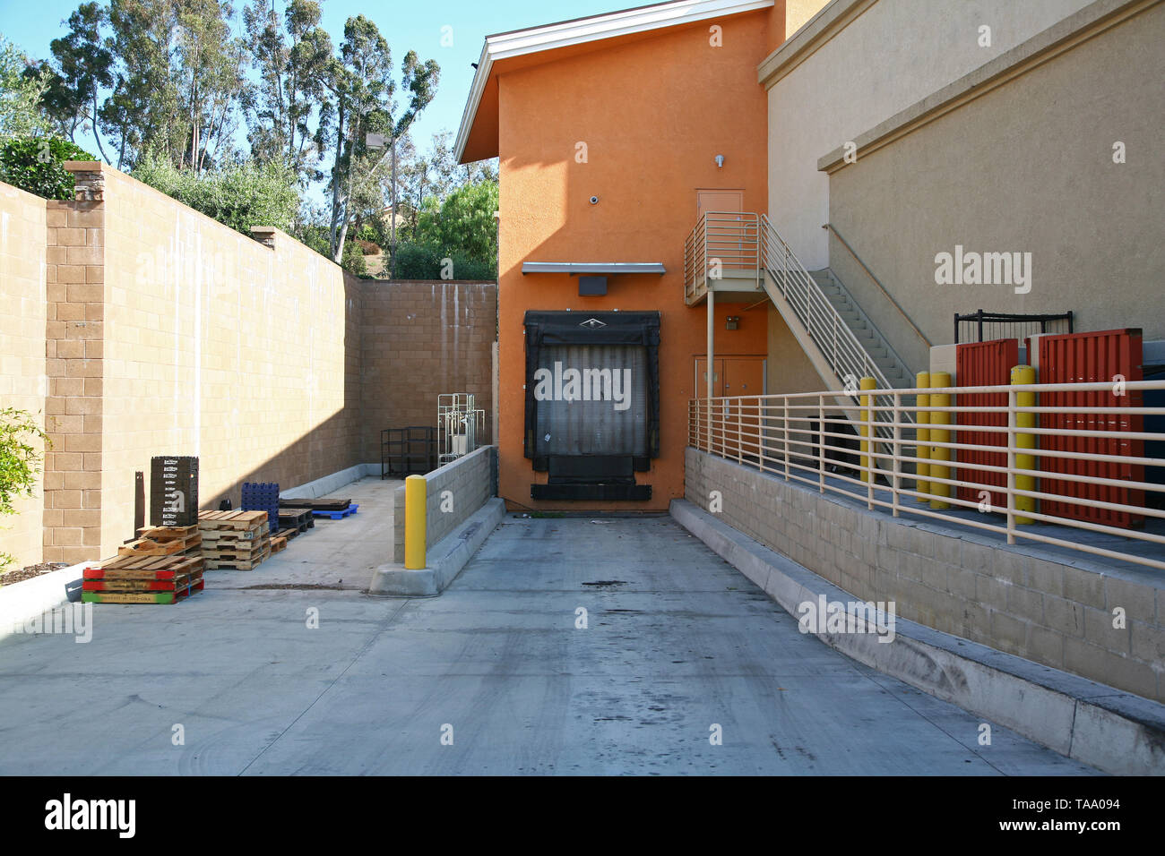 Banchina di carico al di fuori di Smart e finale dello store in California Foto Stock