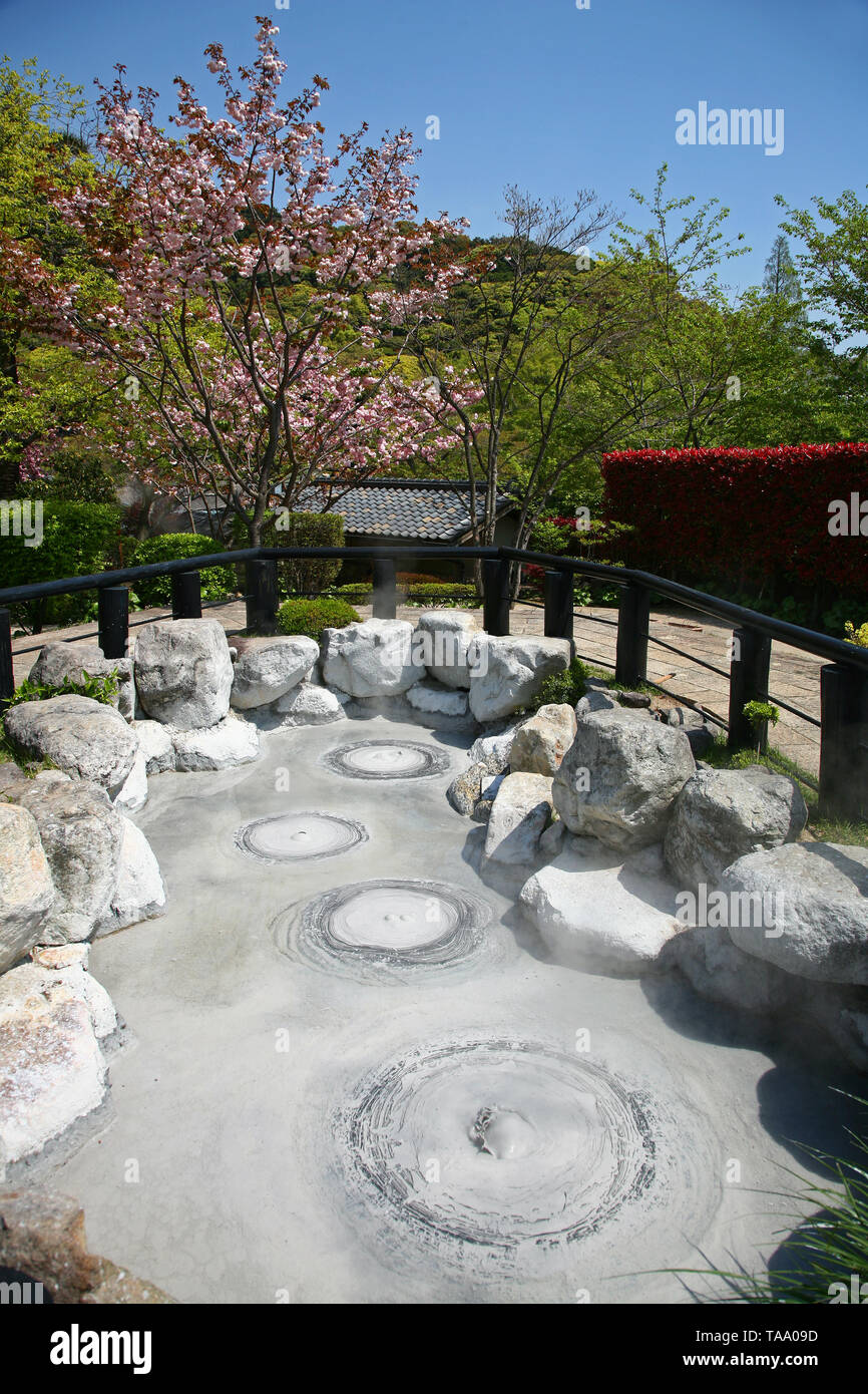 Pozze di fango piscine e giardini a Jigoku Meguri Hells tour in Beppu Giappone Foto Stock