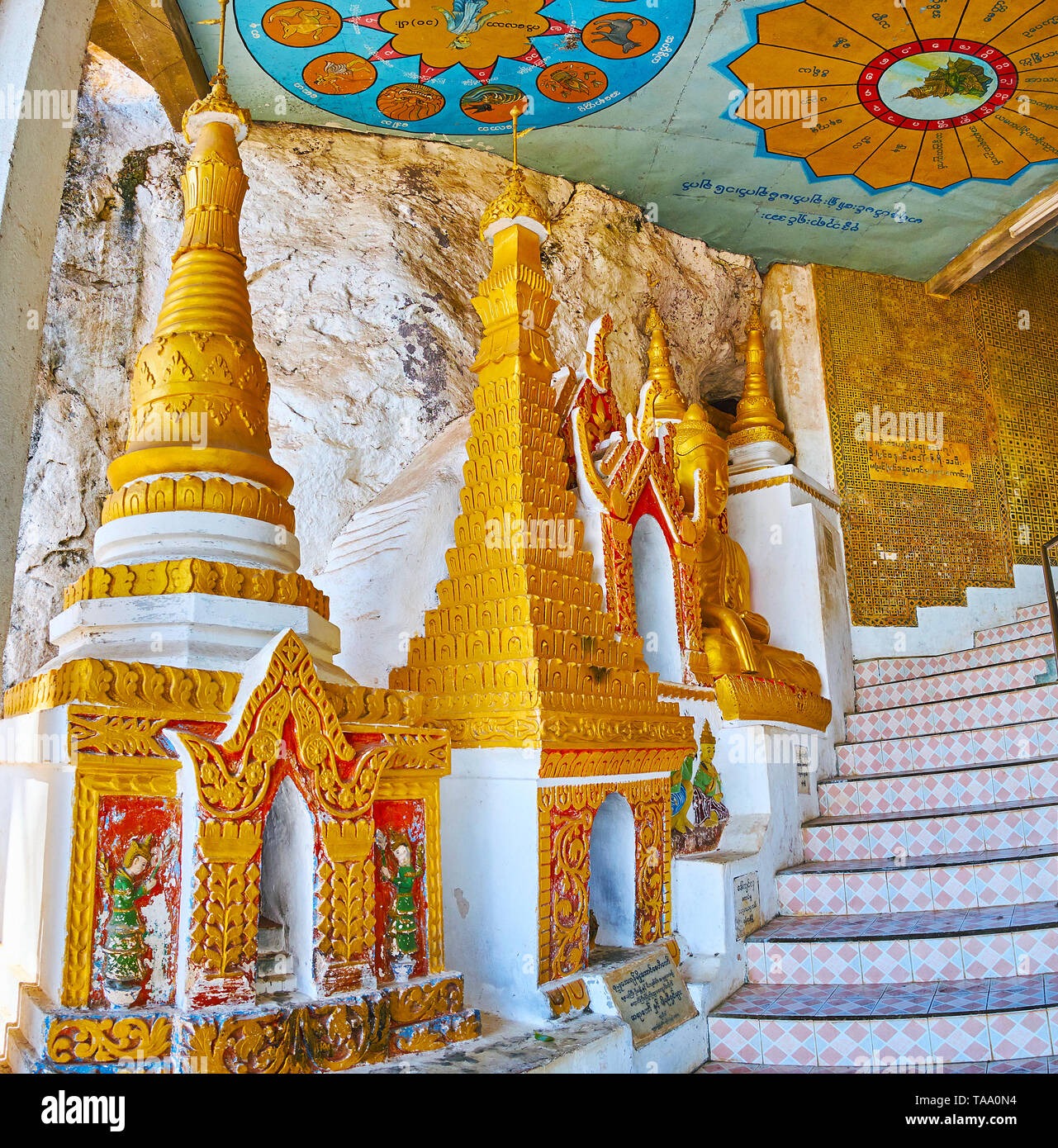 PINDAYA, MYANMAR - 19 febbraio 2018: La stupa ornati con motivi scolpiti, sculture e decorazioni dipinte nella sala della grotta di Pindaya, nel febbraio Foto Stock