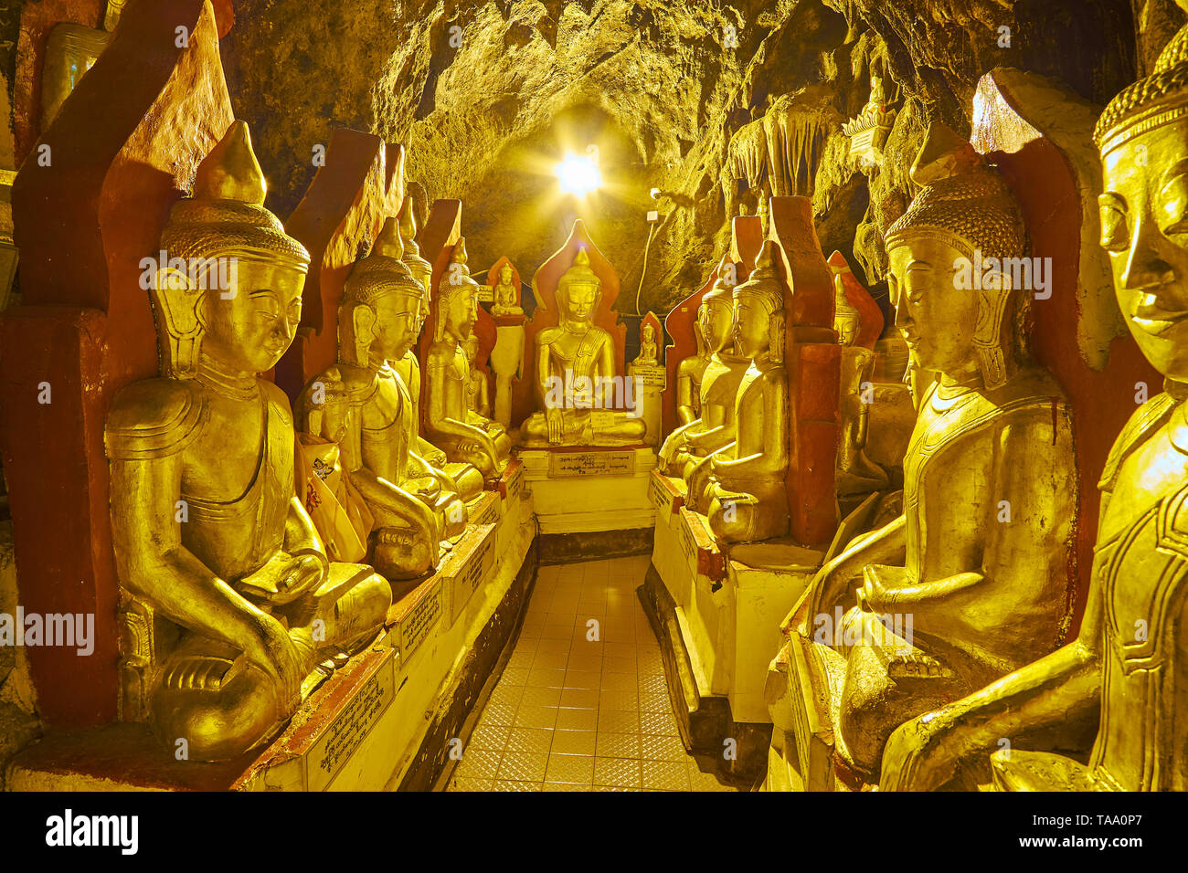 PINDAYA, MYANMAR - 19 febbraio 2018: la sacra grotta di Pindaya è notevole sito di culto, luogo di pellegrinaggio e di punto di riferimento turistici, famoso per le numerose Foto Stock