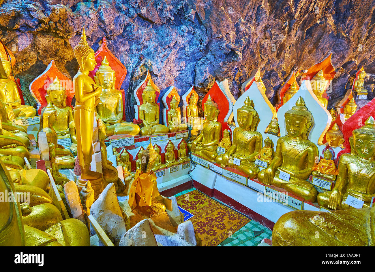 PINDAYA, MYANMAR - 19 febbraio 2018: La piccola area di preghiera nella grande sala della grotta di Pindaya, circondato da dorare statue di Buddha, il 19 febbraio in Pind Foto Stock