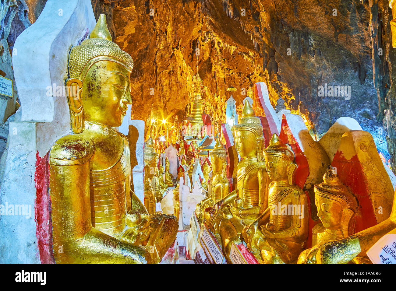 PINDAYA, MYANMAR - 19 febbraio 2018: Pindaya cave è uno dei più singolari siti buddista con migliaia di Buddha d'oro di immagini in sale scure e Foto Stock