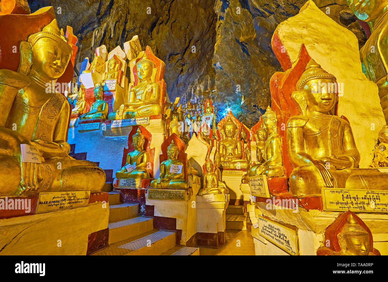 PINDAYA, MYANMAR - 19 febbraio 2018: sentire l'atmosfera del centro storico di Pindaya grotta complessa, godere del suo silenzio e solitudine e la bellezza del Buddha d'oro Foto Stock