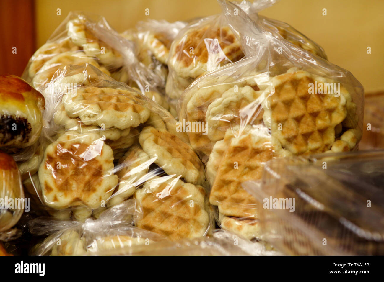 Domestico cialde Viennese torta di fresco Uova organico per la vendita al mercato di Natale posto all'esterno. Fresh torte fatte in casa. Servizio domestico alimenti naturali. Foto Stock