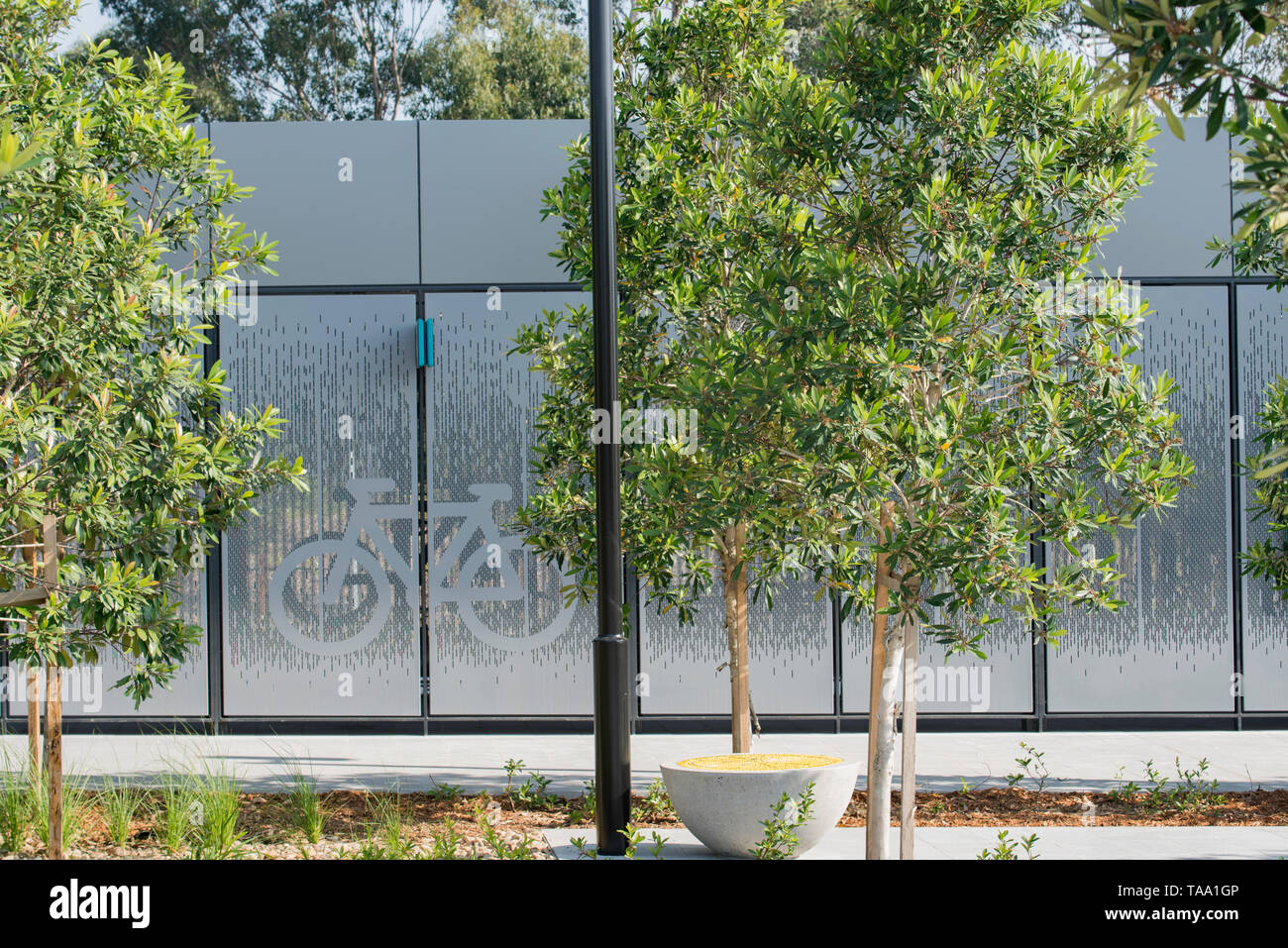 Il 25 maggio 2019, Sydney, Australia: Sicuro parcheggio per le bici a Kellyville stazione sulla nuova metropolitana di Sydney Nord-ovest linea ferroviaria che si apre questo fine settimana. Foto Stock