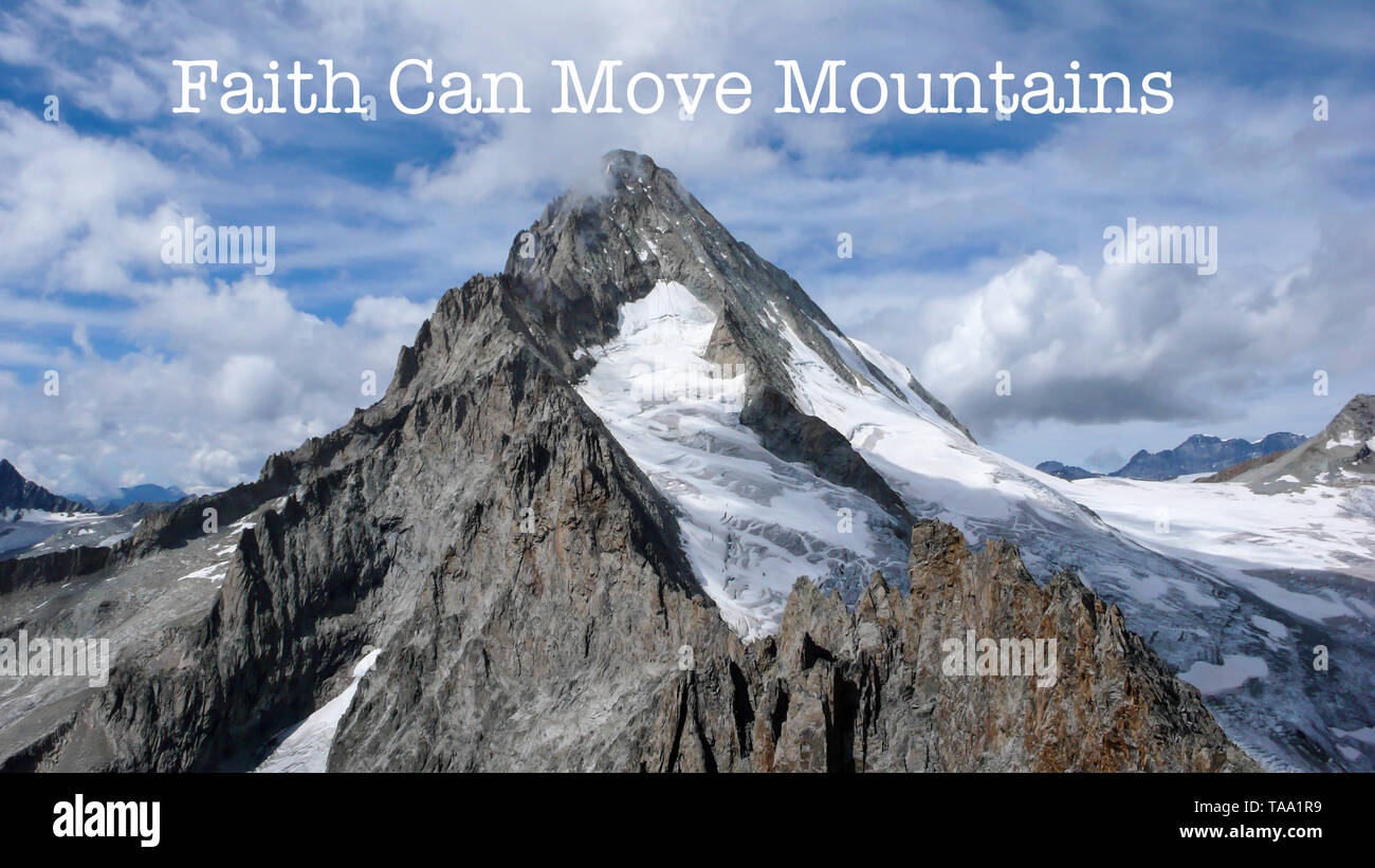 L'iconico Bietschorn picco di montagna nel sud-ovest della Svizzera e Matteo 17:20 versetto biblico. Foto Stock