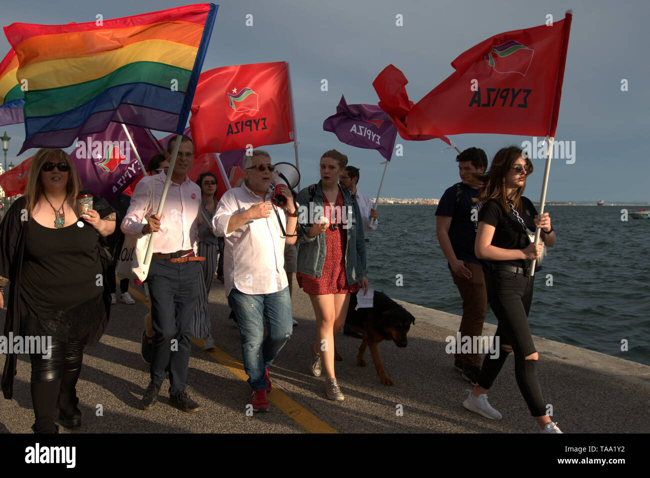 Salonicco, Grecia, 22 maggio 2019. I sostenitori del partito SYRIZA a piedi in mare durante una campagna di rally in Salonicco, precedendo la Grecia le elezioni locali ed europee. Credito : Orhan Tsolak / Alamy Live News. Foto Stock