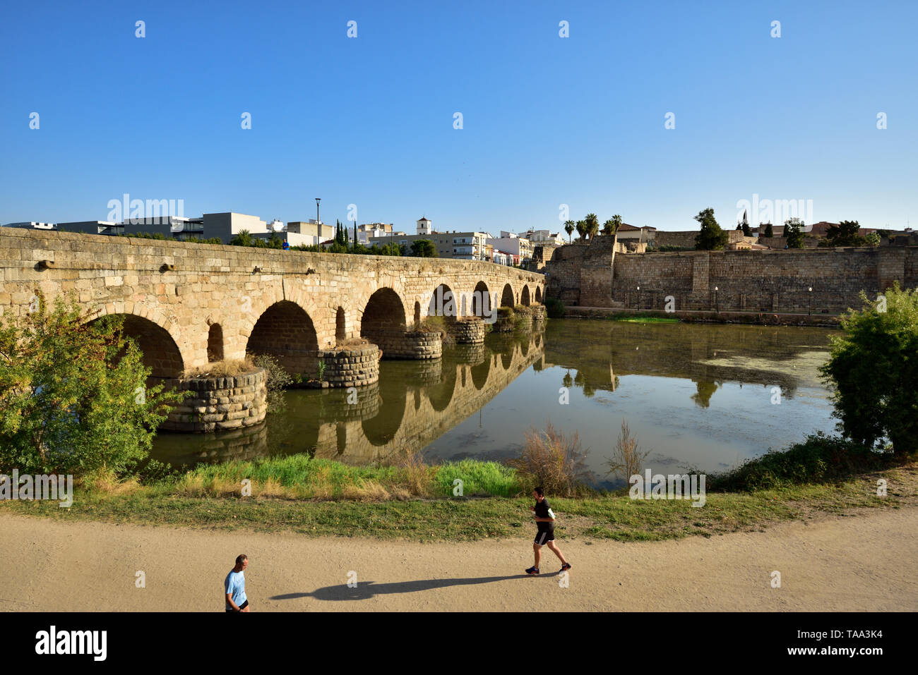 Il Puente Romano (Ponte Romano) sopra il fiume Guadiana, risalente al I secolo A.C. È la più lunga del mondo bridge da tempi antichi. Su t Foto Stock