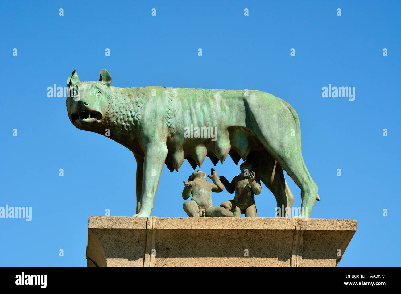 Un monumento di il simbolico lupa con Romolo e Remo lattante commemora origini romane di Merida, Spagna Foto Stock