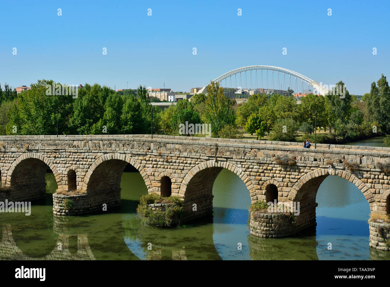 Il Puente Romano (Ponte Romano) sopra il fiume Guadiana, risalente al I secolo A.C. È la più lunga del mondo bridge da tempi antichi. Un Onu Foto Stock