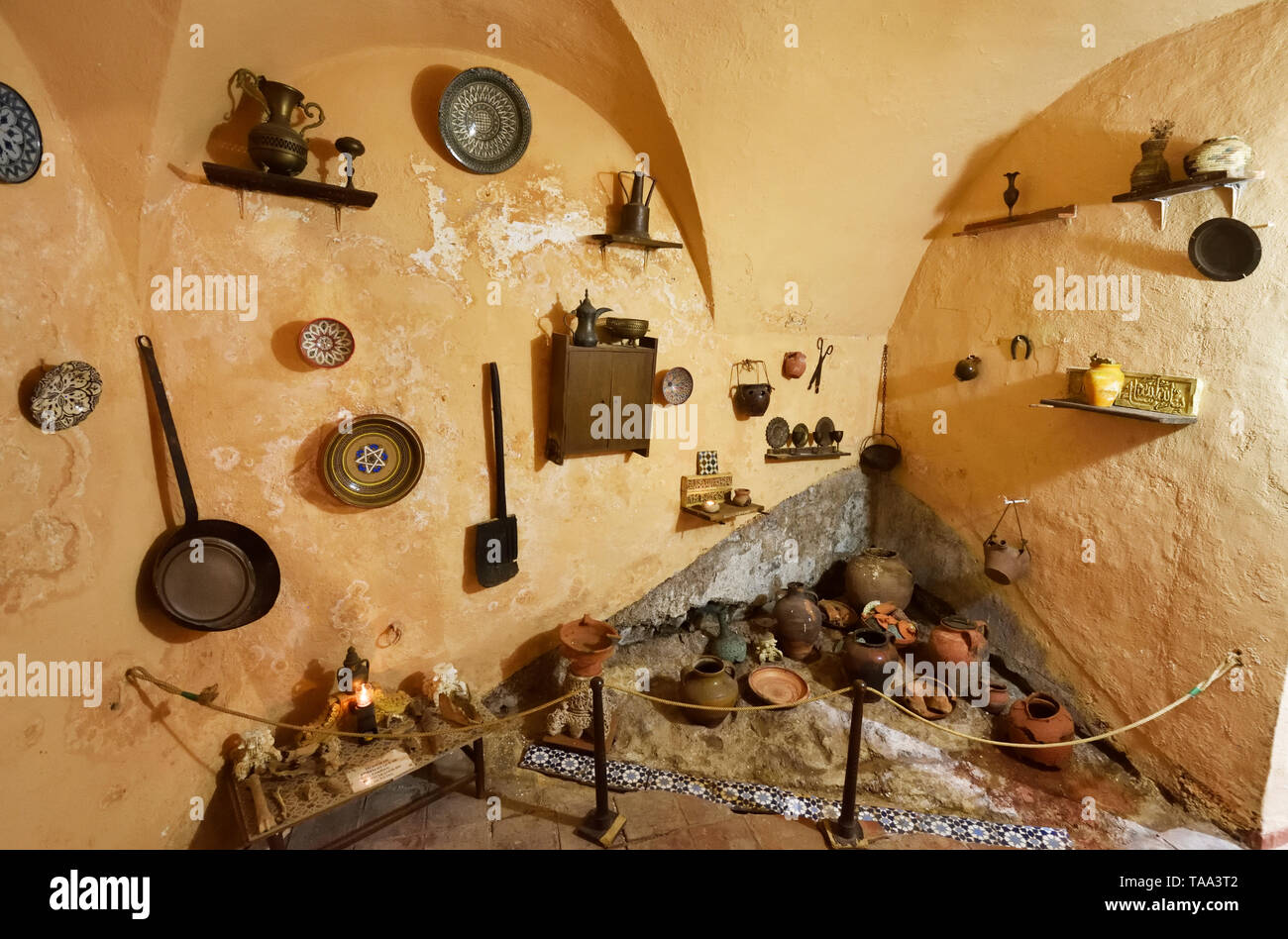 Il Museo Casa Arabe Yusuf al Burch, è una casa di un mercante arabo del XII secolo che è ora un museo. Caceres, un sito Patrimonio Mondiale dell'Unesco. S Foto Stock