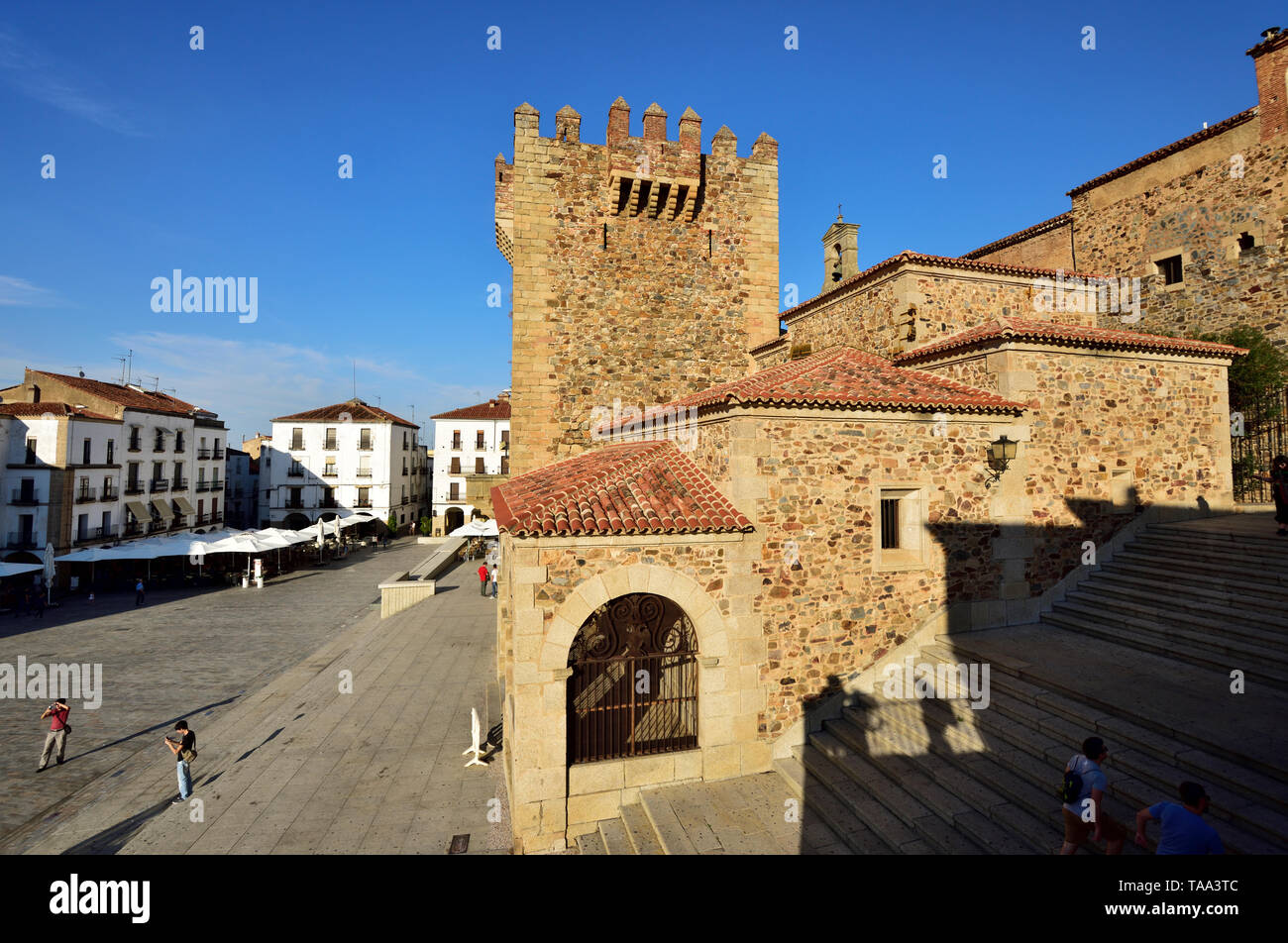 Torre del Bujaco (Bujaco Torre), una fortificazione moresco e la Plaza Mayor, un sito Patrimonio Mondiale dell'Unesco. Caceres, Spagna Foto Stock