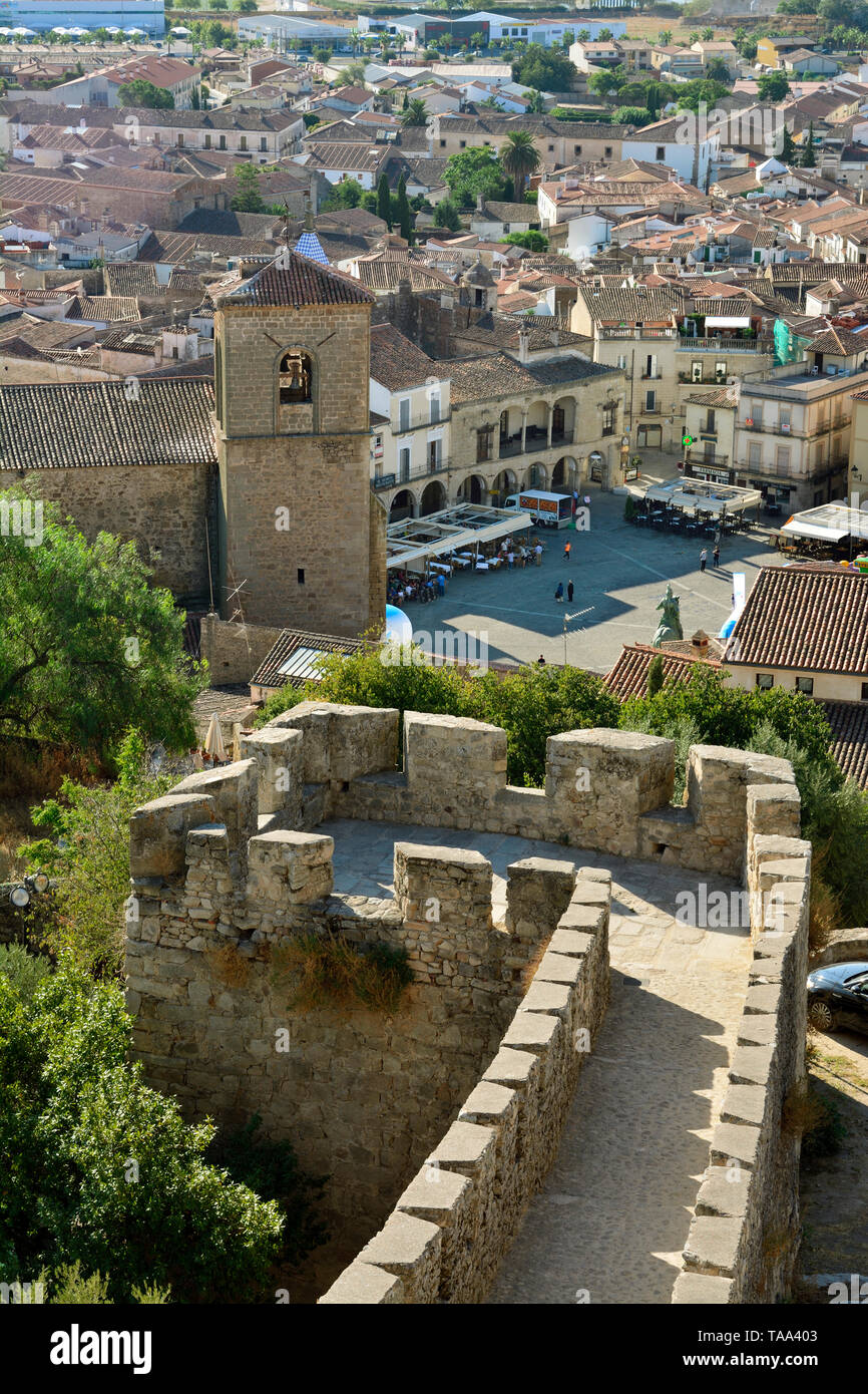 I bastioni del Castello di Trujillo, risalente al IX-XII secolo, che si affaccia sulla Plaza Mayor. Trujillo, Spagna Foto Stock