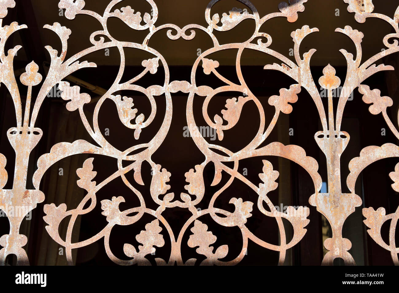 Letti in ferro battuto con protezione in vetro tradizionale. Trujillo, Spagna Foto Stock