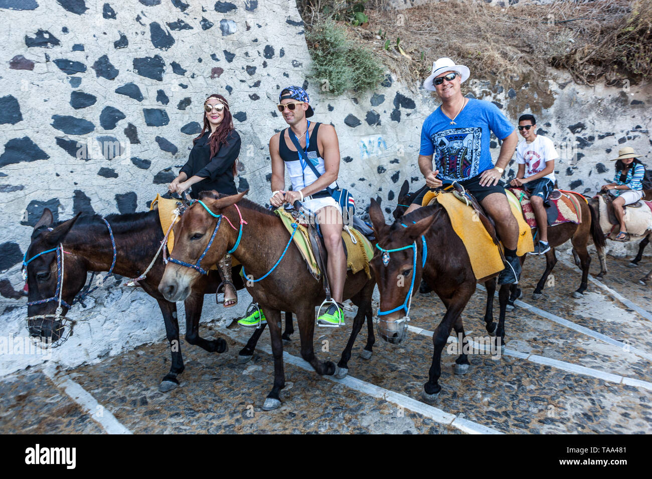 Santorini Grecia Turismo, persone, turisti andare fino a Fira Santorini asino percorso Foto Stock