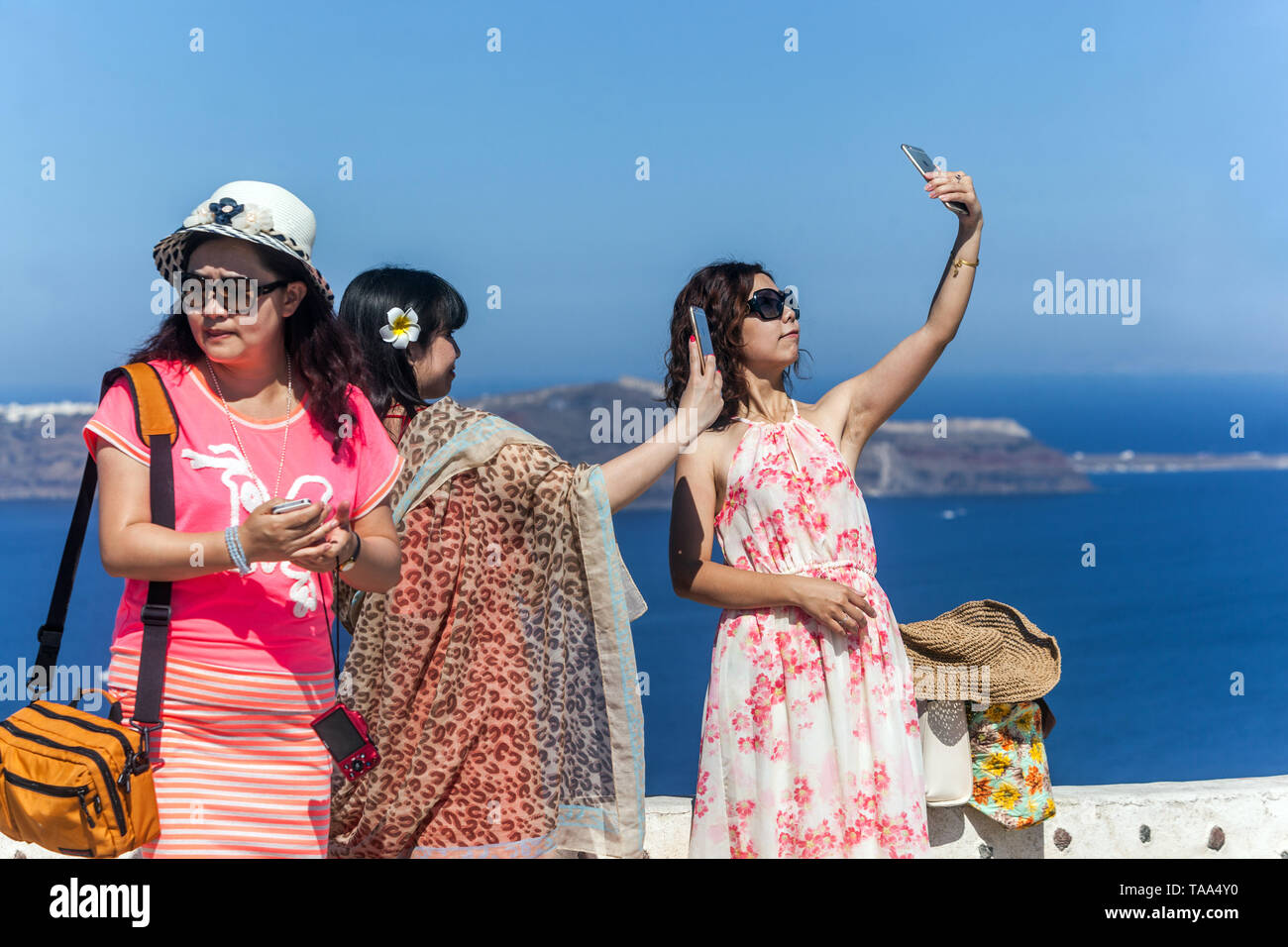 Grecia SANTORINI, persone, turisti, giovani donne asiatiche fare foto sul telefono, Europa Foto Stock