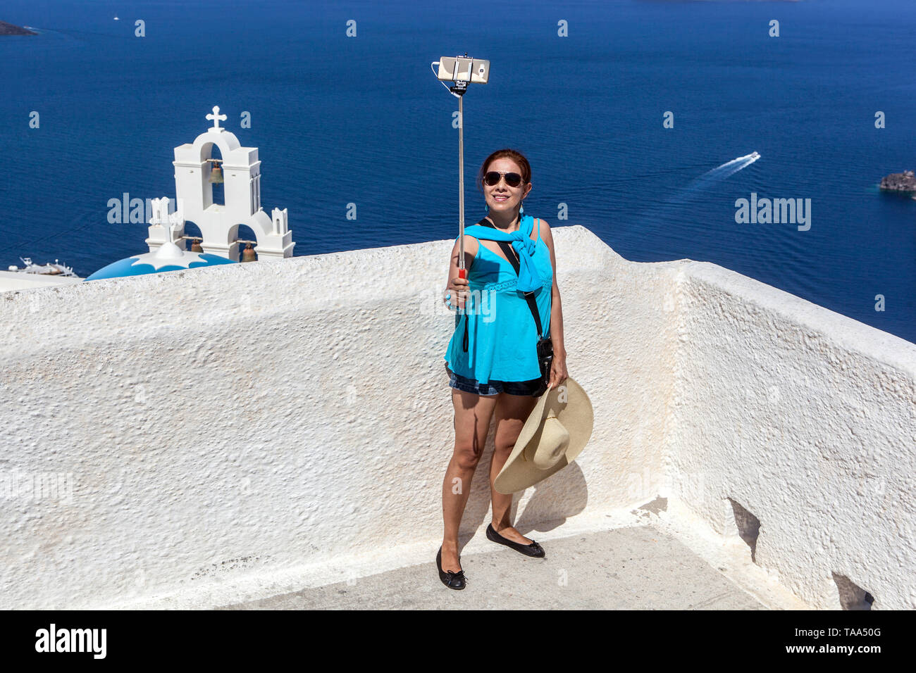 Grecia Santorini turista, una donna che scatta foto selfie, famoso luogo Europa Foto Stock