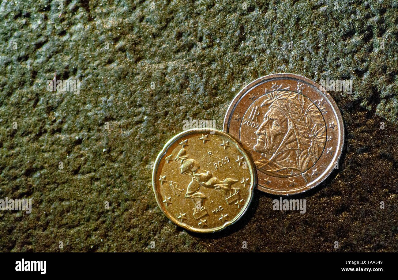 Italiano di monete in euro in pietra scura sullo sfondo Foto Stock