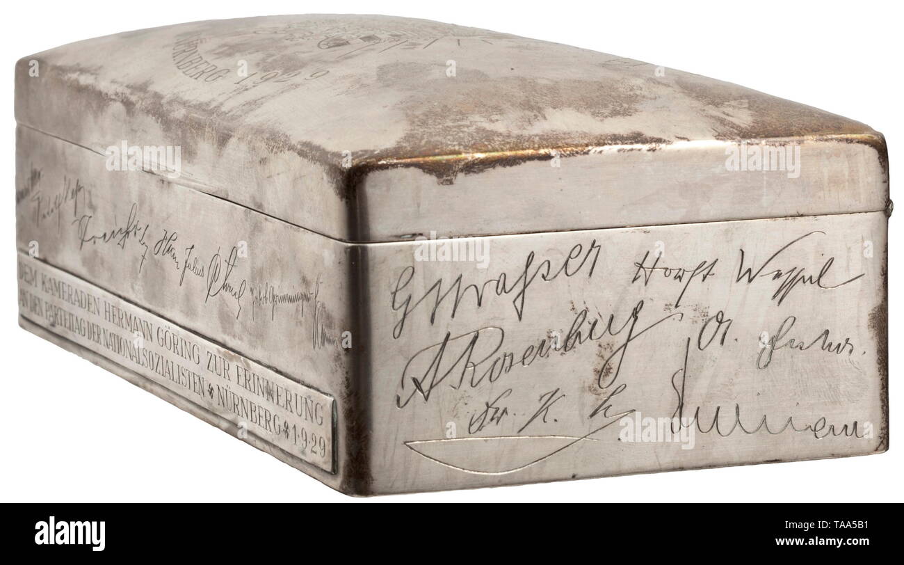 Hermann Göring - un argento Astuccio per sigari, Norimberga 1929 Coperchio a cupola con incisa la immagine del Castello di Norimberga di fronte una svastica RISING SUN, sotto entrambi i piccoli e grandi stemma della città di Norimberga circondata dalla scritta (tr). 'congresso di partito del socialismo nazionale - Norimberga 1929'. Il lato anteriore della scatola con la scritta (tr) per il nostro compagno di Hermann Göring, in ricordo del partito socialista nazionale Congresso - Norimberga 1929'. I lati decorata con numerose firme, tra di loro "Adolf Hitler - Rudolf Heß - Streicher - Jakob Grim, Editorial-Use-solo Foto Stock