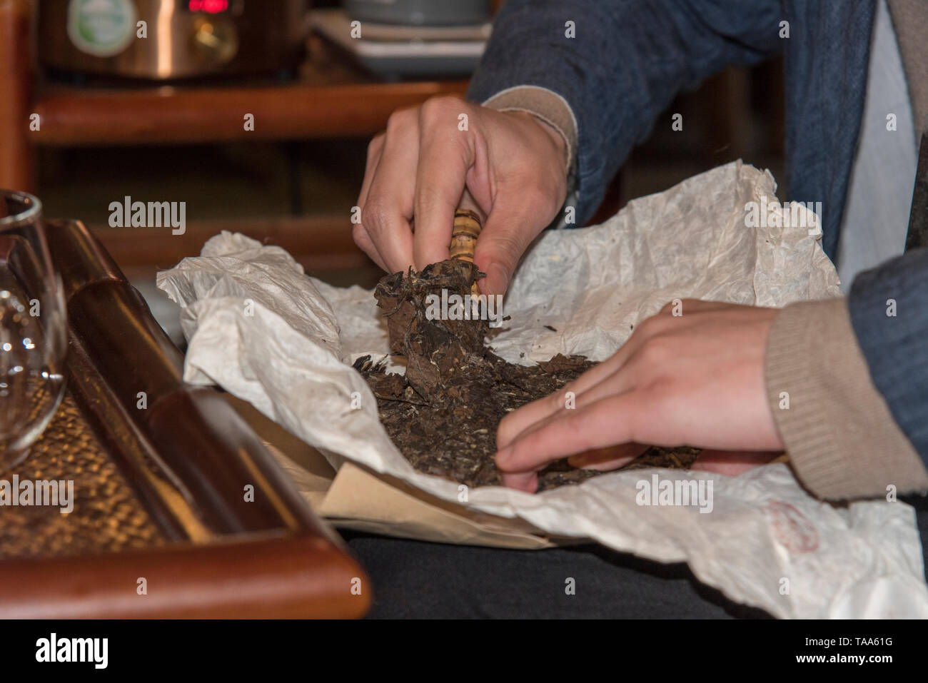 Cerimonia del tè cinese. Server maschio prepara il tè tradizionale. fotografato a Chengdu Sichuan, Cina Foto Stock