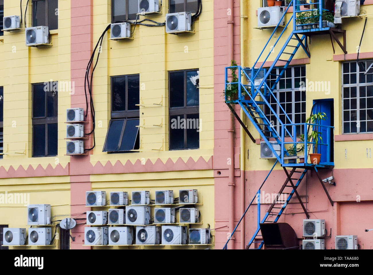 Unità di AC su una parete, Kuala Lumpur Foto Stock