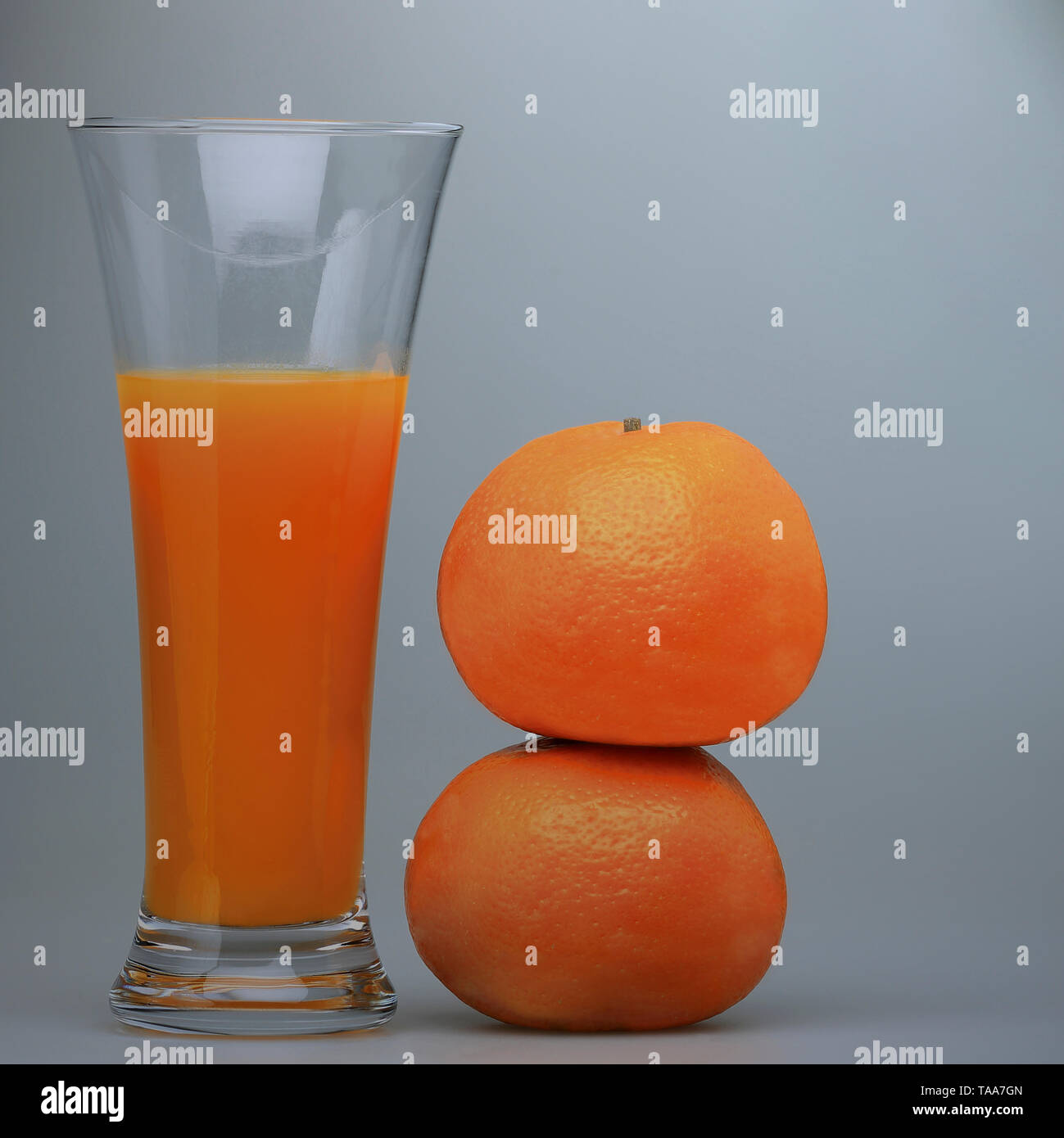 Frutta di arancia e di vetro riempita con il succo di arancia Foto Stock