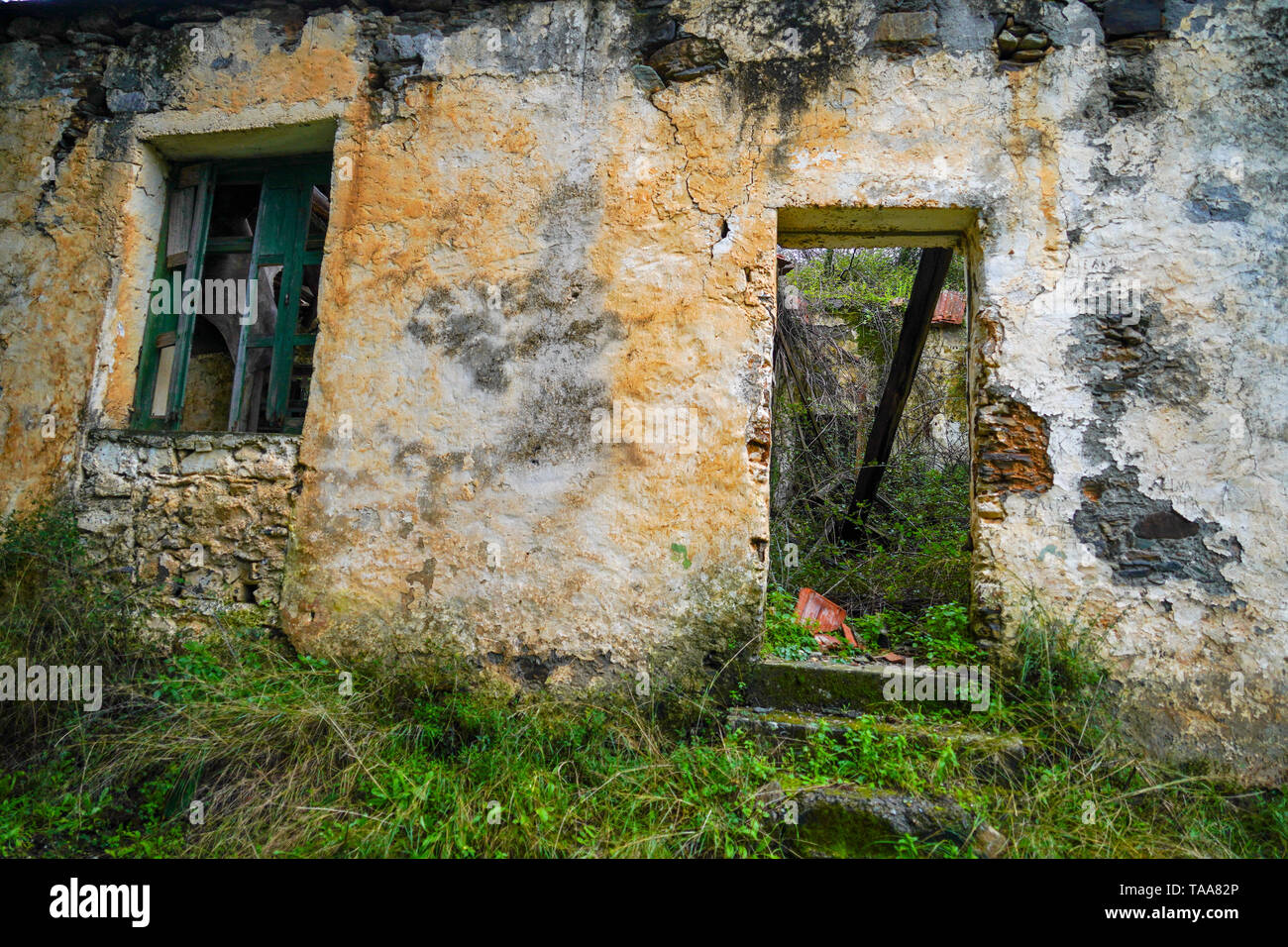 Abbandonato casa diroccata a Chania, Creta, Grecia Foto Stock