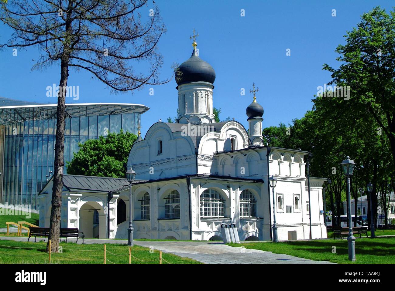 Chiesa in primavera nel Parco Zaryadye, Mosca Foto Stock