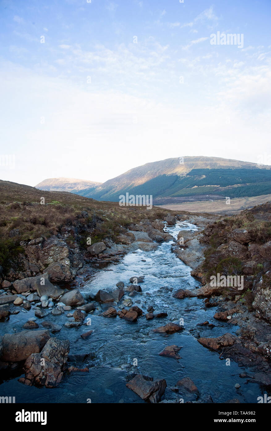 Una Fata piscina lungo il fiume fragili che fluisce attraverso Glen fragile sulla isola di Syke, Scozia. In lontananza si vede Beinn un Bhraghad. Foto Stock