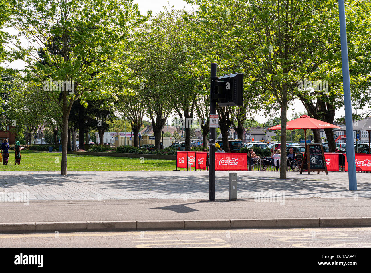 Warrior Square a Southend on Sea, Essex, Regno Unito. Lo spazio verde in città con Glasshouse Cafe, il Glass House café. Le persone al di fuori sulla giornata di sole Foto Stock