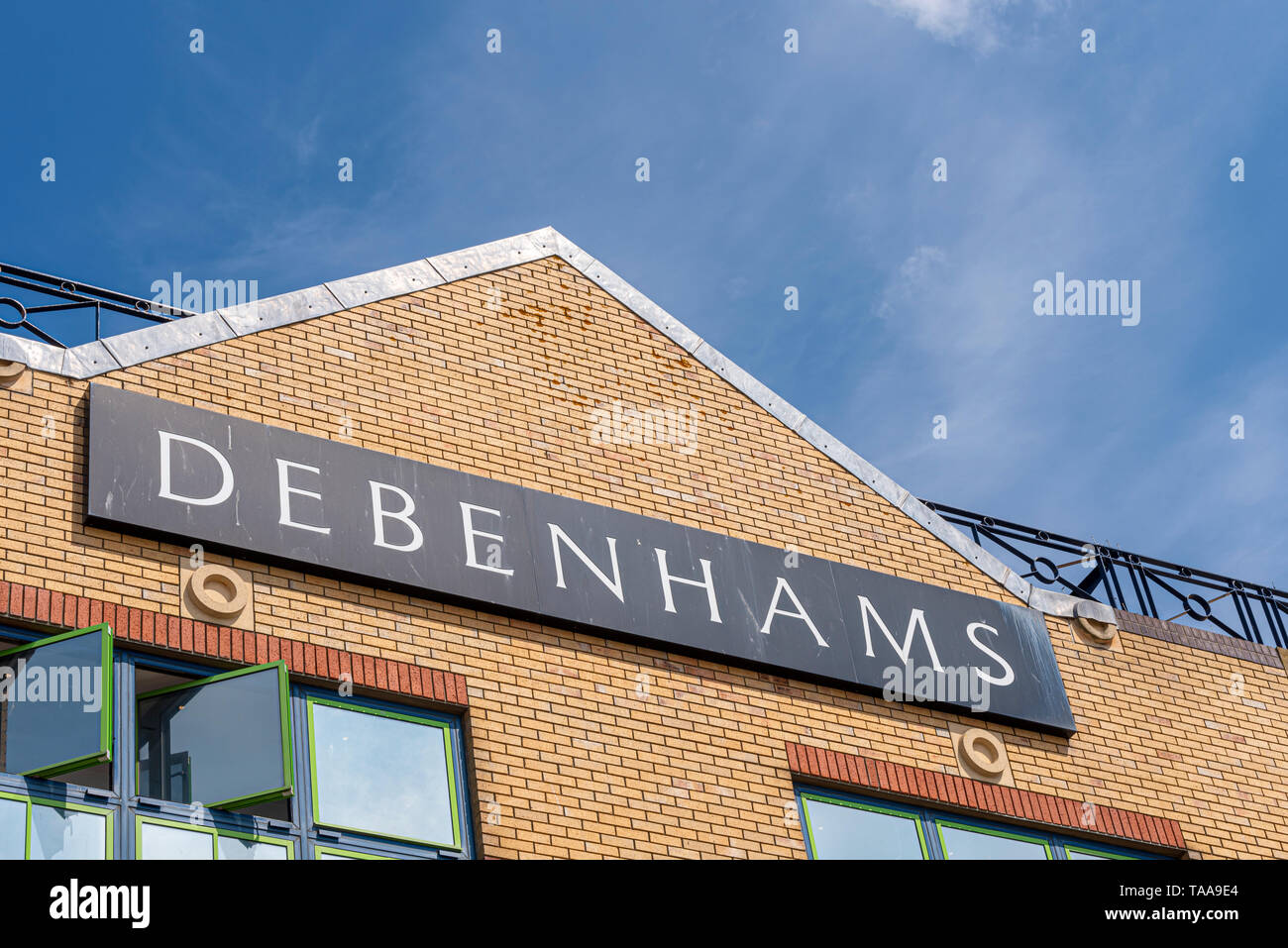 Debenhams nel Southend on Sea, Essex, Regno Unito sul molo Hill, all'interno di Royals shopping center. Il logo del marchio di scritte su edificio esterno con cielo blu Foto Stock