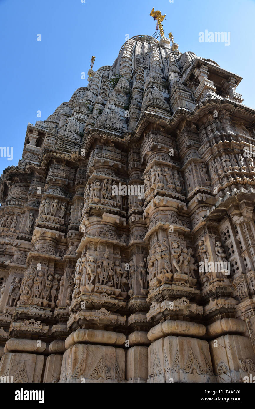 Le intricate sculture Guglia dell'indù Tempio Jagdish sorge nel cielo blu, il Palazzo di Città complessa, Udaipur, Rajasthan, stato dell India occidentale, in Asia. Foto Stock