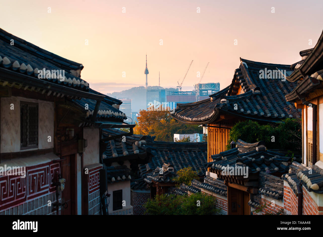 Il villaggio di Bukchon Hanok durante il sunrise a Seul, Corea del Sud Foto Stock