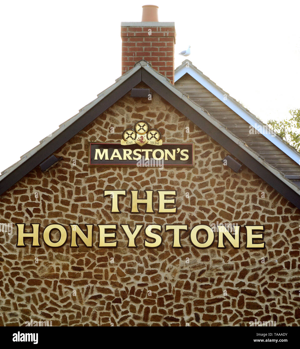 Marston, fabbricanti, Brewery Company, logo, segno, 3 barili, il Honeystone, pub, ristorante, Hunstanton, Norfolk, Regno Unito Foto Stock