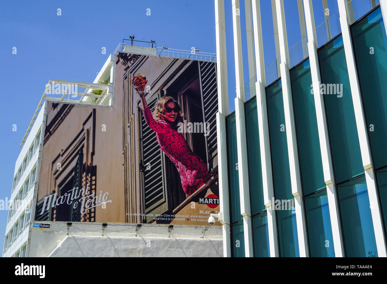 Lisbona, Portogallo. Poster pubblicitario accanto all'architettura moderna dell'edificio EDP in avenida 24 de Julho. Foto Stock