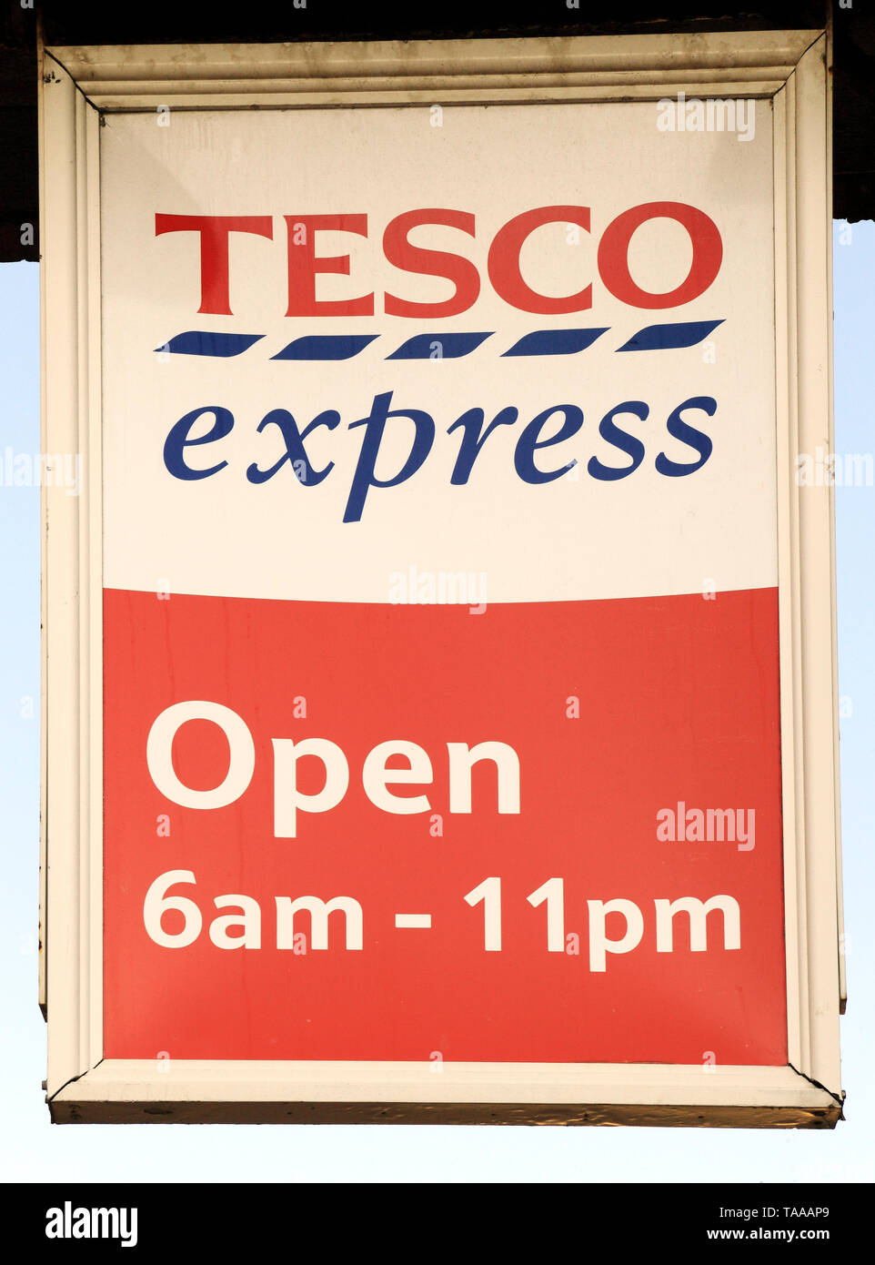 Tesco Express, segno, store, Heacham, Norfolk, Regno Unito, mini supermercato. Foto Stock