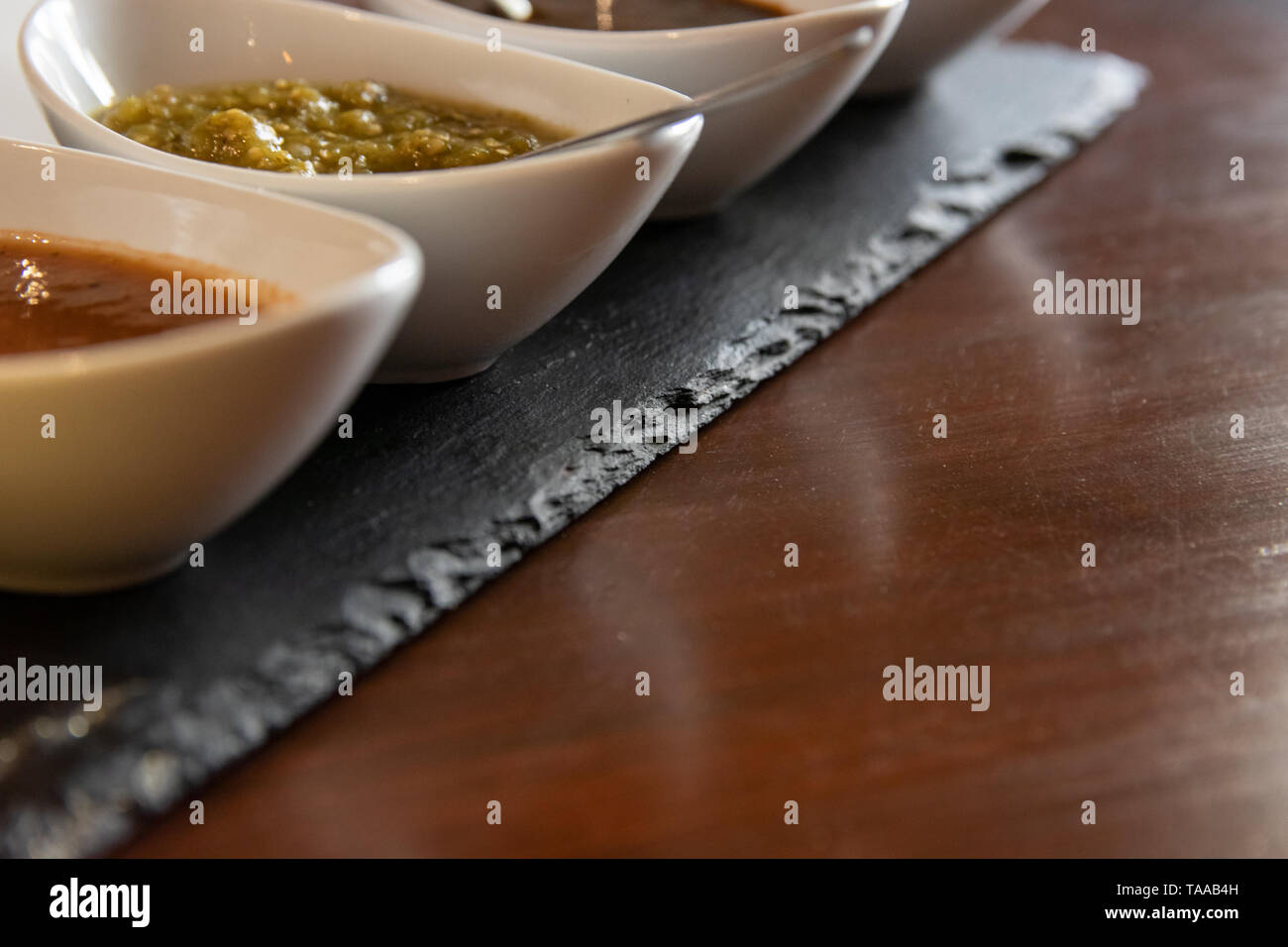 Salse fatte in casa, salsa rossa, salsa verde e salsa mista, piccante e non piccante Foto Stock