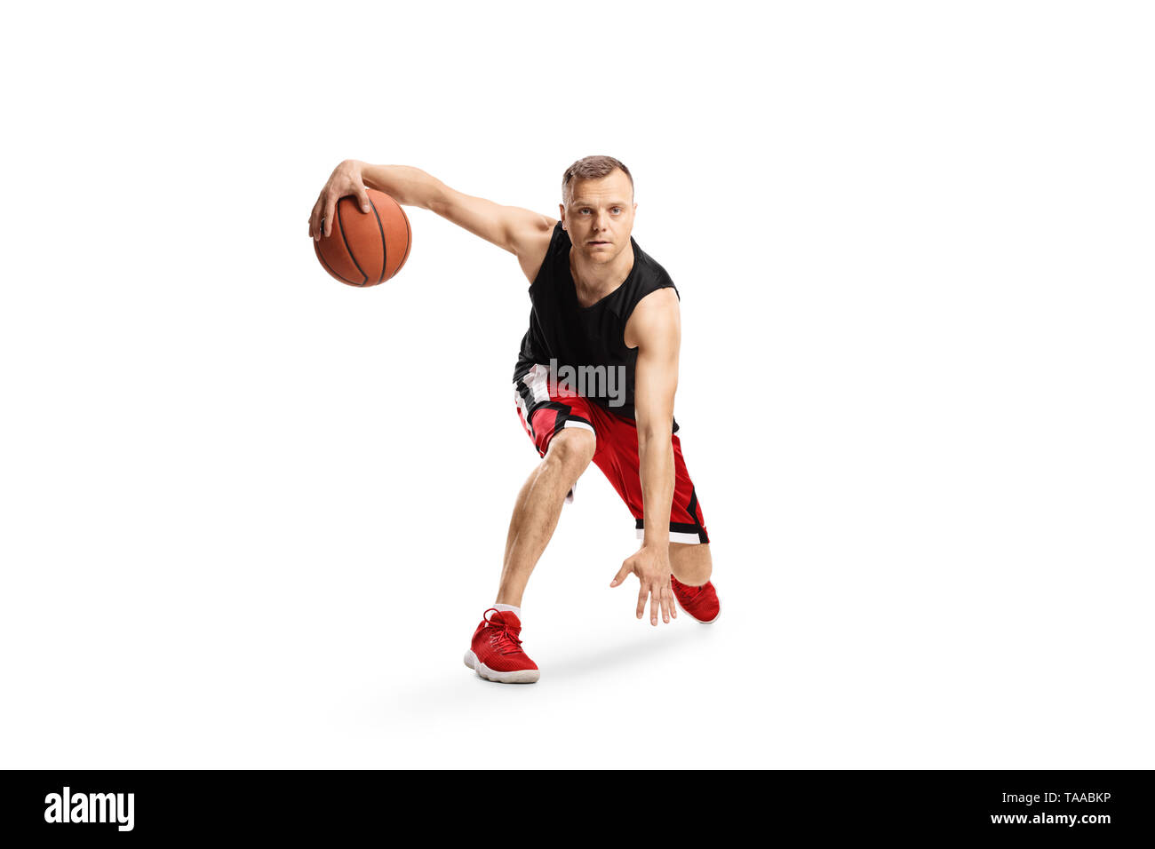 L'uomo giocare a basket isolato su sfondo bianco Foto Stock
