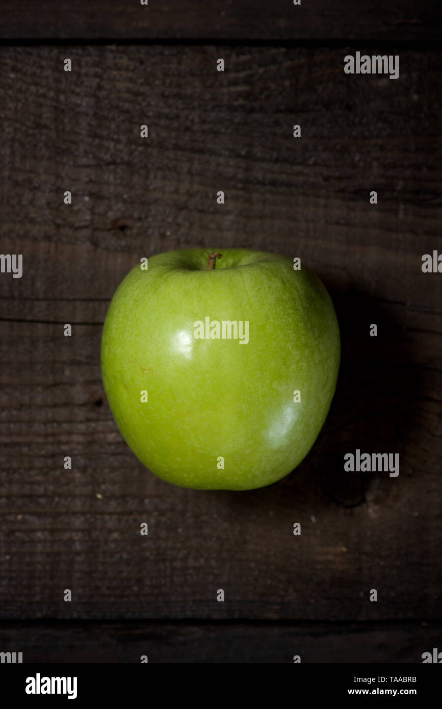 Apple su un tavolo di legno. Foto Stock