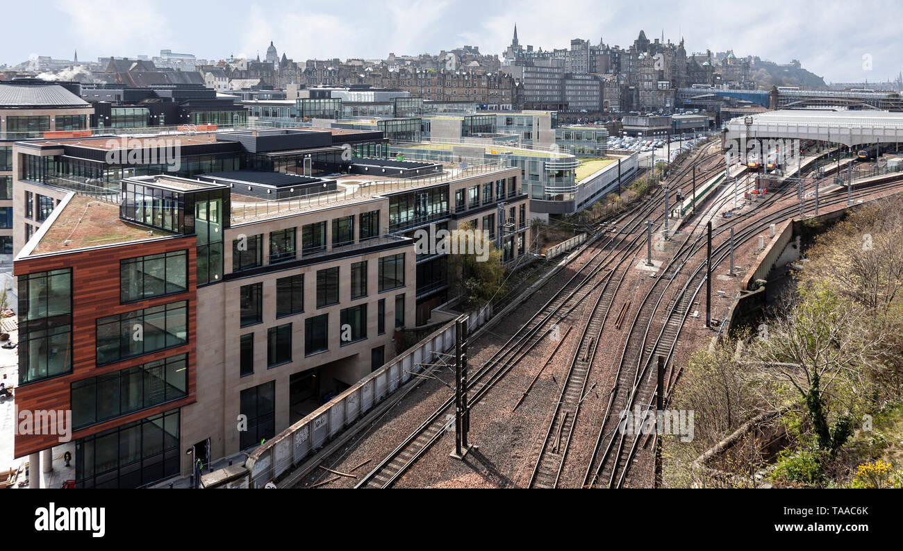 Vista Elevevated guardando in giù sui binari ferroviari in esecuzione alla stazione di Waverley da est. Foto Stock
