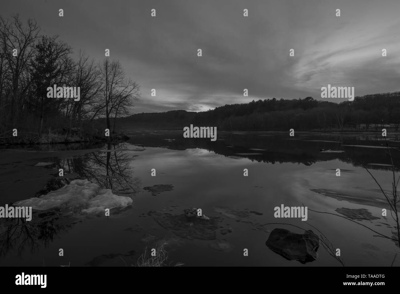 Bianco e nero ampio angolo di visualizzazione orizzontale del vasto St. Croix fiume su un gelido inverno tramonto / inizio serata - separazione del fiume Wisconsin e Minne Foto Stock