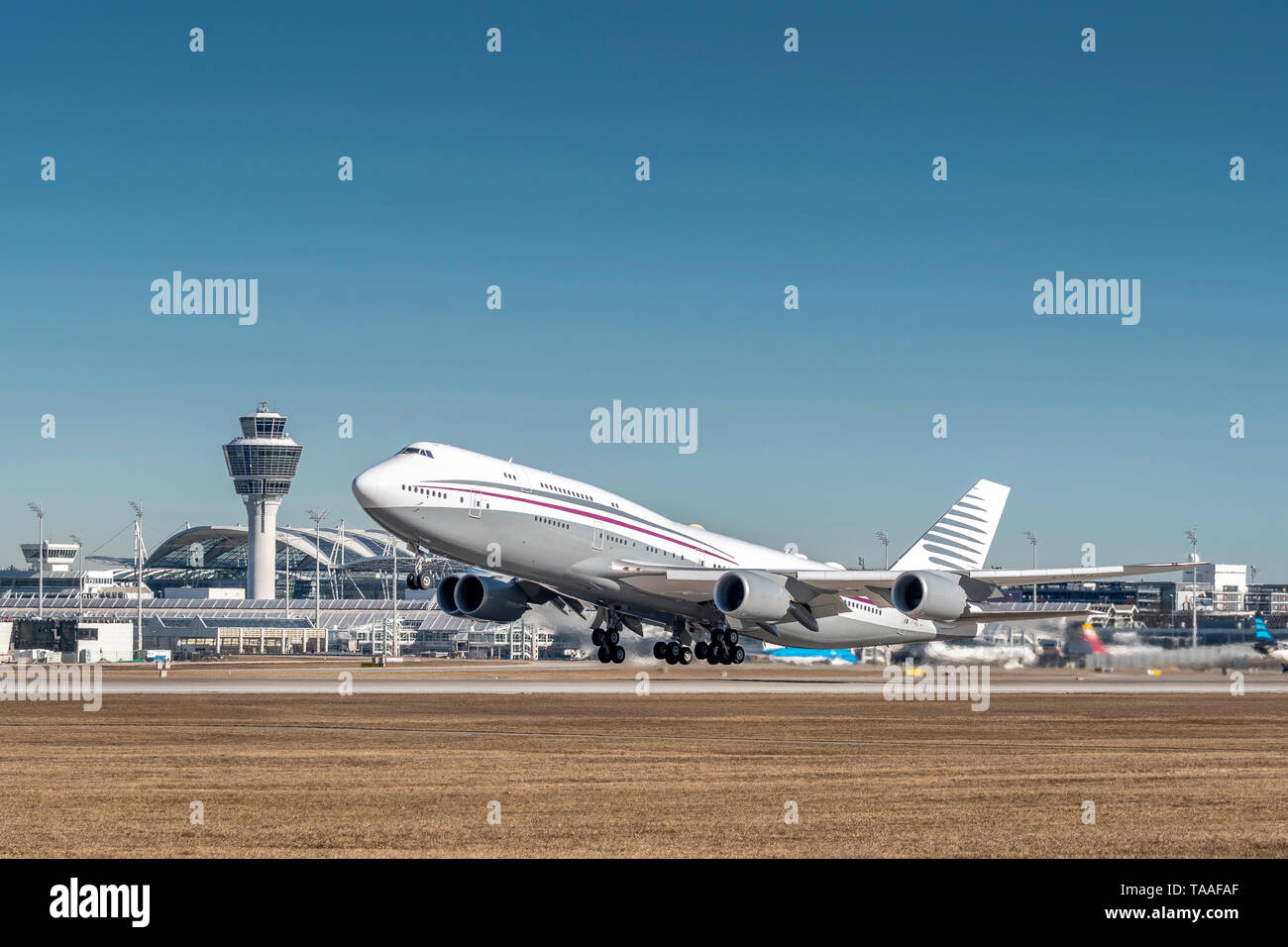 Monaco di Baviera, Germania - 17. Febbraio 2019 : Qatar Amiri Flight Boeing 747-8 con la registrazione degli aeromobili A7-HBJ nell'approccio al sud della pista di Foto Stock