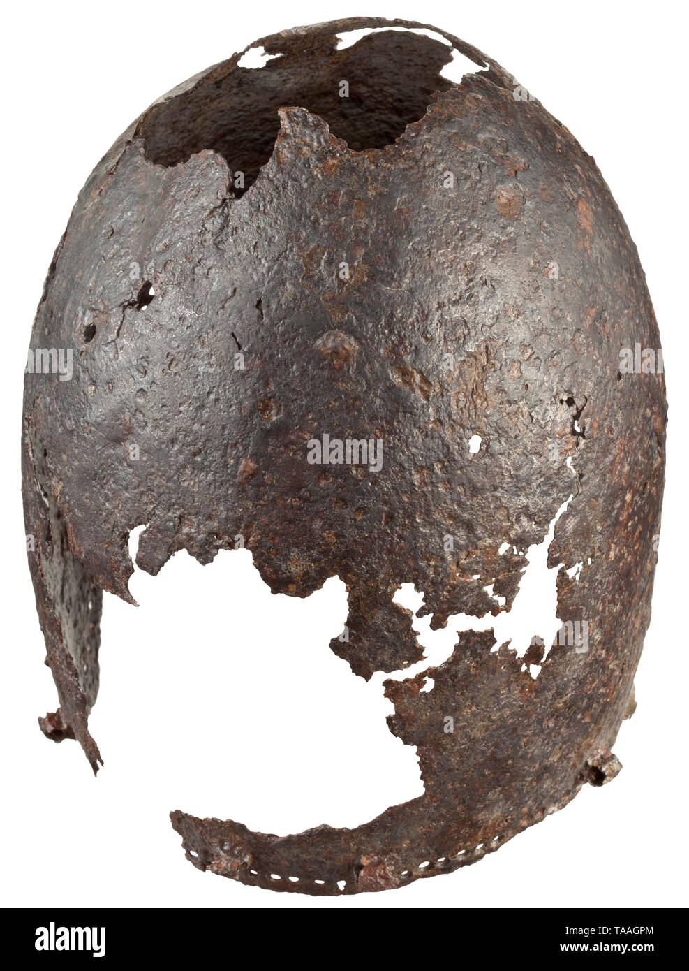 Un tedesco bascinet, 1370 circa un pezzo di rastremazione del cranio di una spianatura di spike, con faccia semicircolare apertura. Il cerchione con rivestimento continuo sotto i fori di fissaggio angolare pioli per attaccare il aventail. La fronte con gancio originale con la leva di bloccaggio per fissare una barra nasale o visor. Ben conservato di trovare con grandi difetti sulla cresta e collo. Altezza 25,5 cm. Estremamente raro tipo di casco di cui solo pochi esemplari sono stati conservati. Un molto simile casco dalla collezione del Museo Storico Tedesco a Berlino (inv. n. AB14310) può essere , Additional-Rights-Clearance-Info-Not-Available Foto Stock