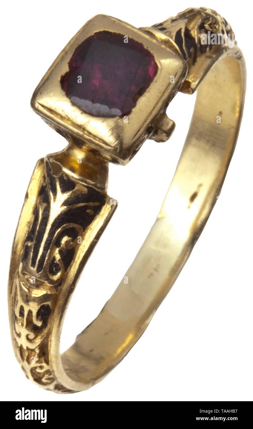 Un tedesco Anello del Rinascimento, circa 1600 oro giallo. Semi-anello circolare con chiselled, decorazioni floreali, le tacche riempite con smalto nero (intarsi incompleta). Cornice rettangolare con tavolo-cut ruby. Altezza 26 mm, diametro interno ca 19 mm, peso 5,1 g. storica, storica, artigianato, artigianato, craft, oggetto, gli oggetti alambicchi, clipping, clippings, tagliate, cut-out, ritagli del XVII secolo, Additional-Rights-Clearance-Info-Not-Available Foto Stock