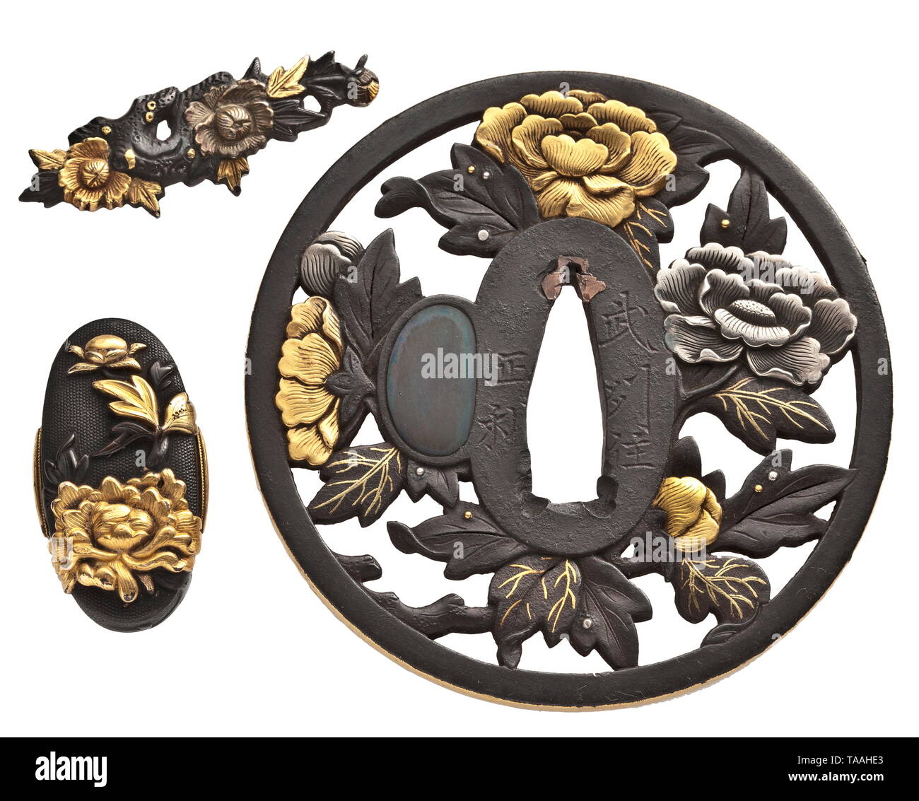 I fissaggi per una katana giapponese, tardo periodo Edo tsuba di ferro con rilievo sukashi ritratto di peonie con fiori dorati e vene di foglia in oro nunome, inscritto 'bushu ju masatoshi'. Diametro 7,5 cm. Shakudo fuchi-cascirski in stile Goto, anche con le peonie su nanako massa, rettificate le condizioni. Shakudo kozuka con fioriture dorate sul terreno nanako, decorative di piastra incollata, inscritto sul retro 'Michisada'. Una coppia di menuki shakudo con argentato e dorato a fiori in stile Vai a. In velluto case coperte di pelle rosso scuro. Finemente lavorato insieme costituito da var, Additional-Rights-Clearance-Info-Not-Available Foto Stock