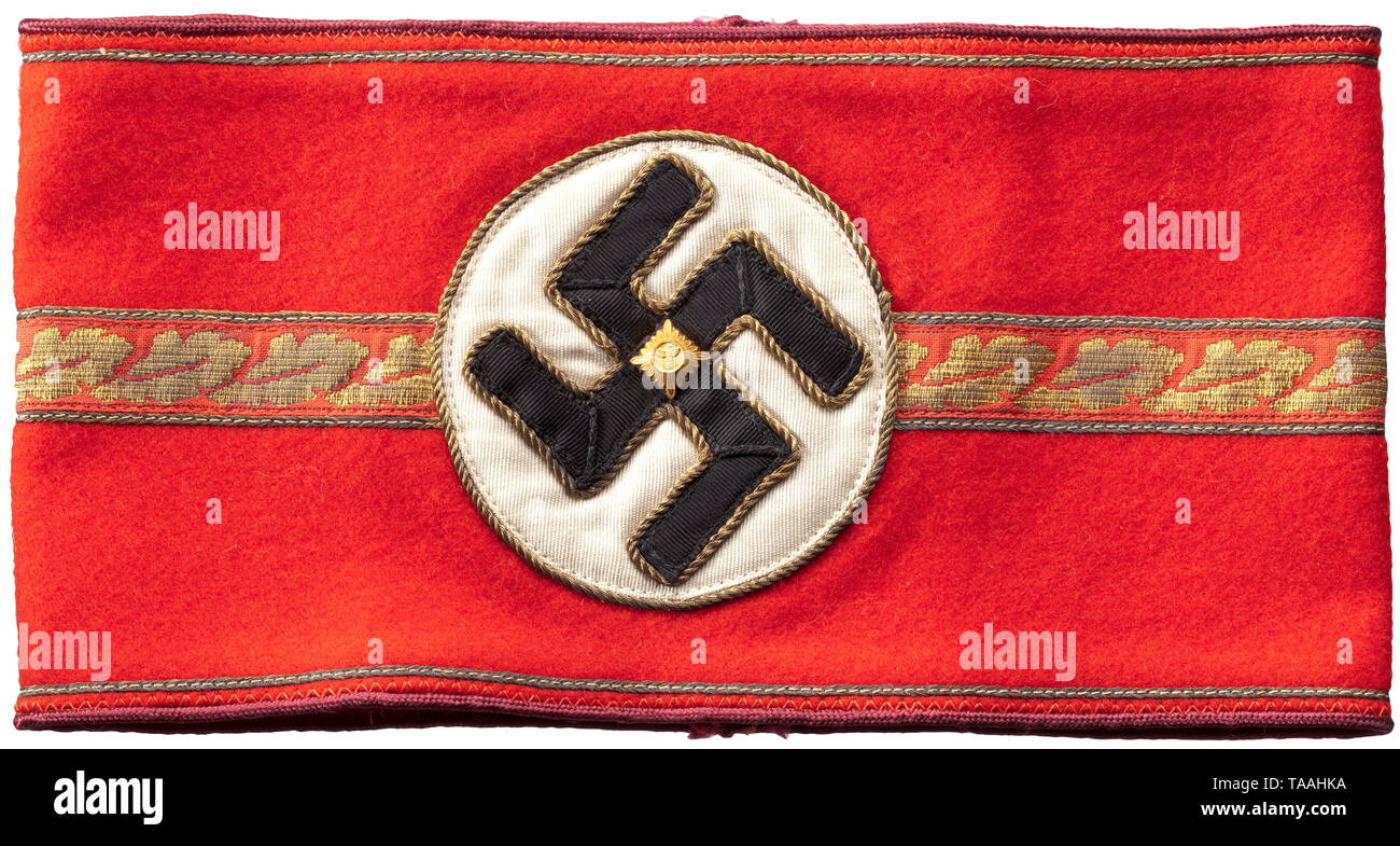 Una fascia da braccio per una cella leader nel settore dell'amministrazione regionale Feines rotes Abzeichentuch mit dunkelroten Randpaspelierungen, die weiße Scheibe und das schwarze Hakenkreuz (mit Adlerstern) jeweils aus Seidenrips, alle Ränder mit goldener Litze bzw. Kordel eingefasst. Mittig eine 17 mm breite goldene Eichenlaubbordüre. Rs. RZM-Etikett. storica, storica del xx secolo, Additional-Rights-Clearance-Info-Not-Available Foto Stock